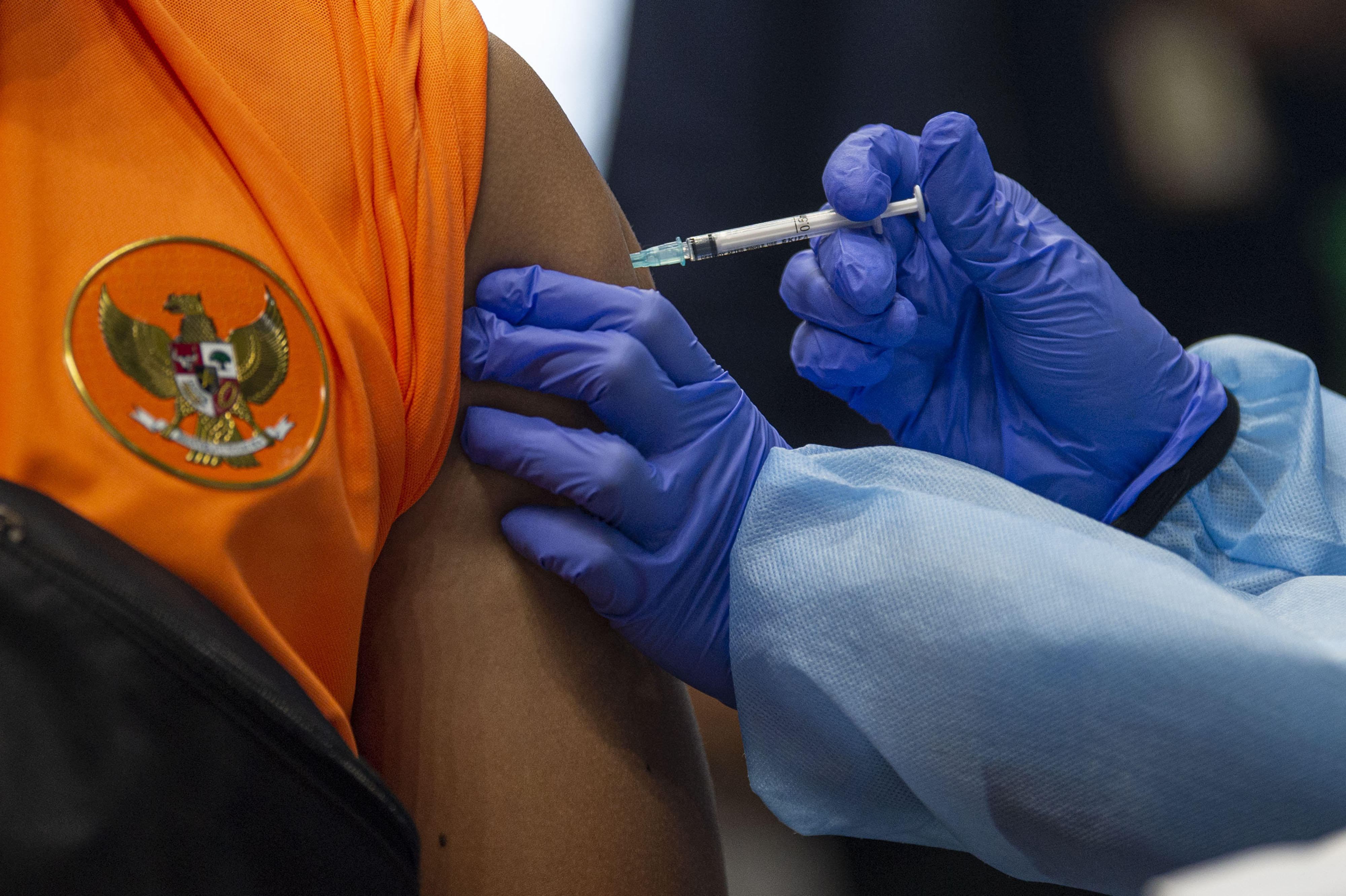 Ilustrasi petugas medis menyuntikkan vaksin covid-19 kepada warga.