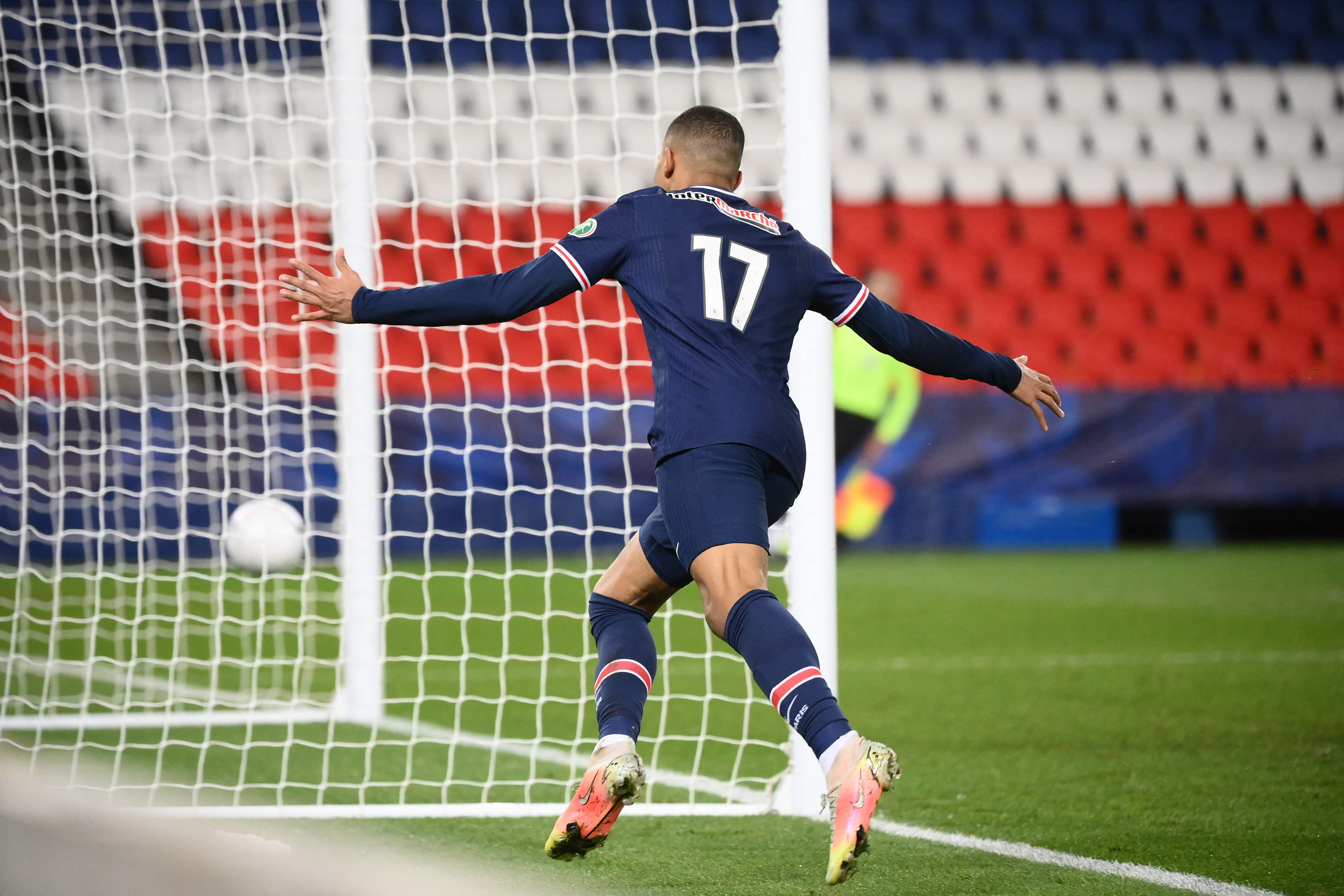 Penyerang PSG Kylian Mbappe melakukan selebrasi usai mencetak gol ke gawang Lille di laga Coupe de France.
