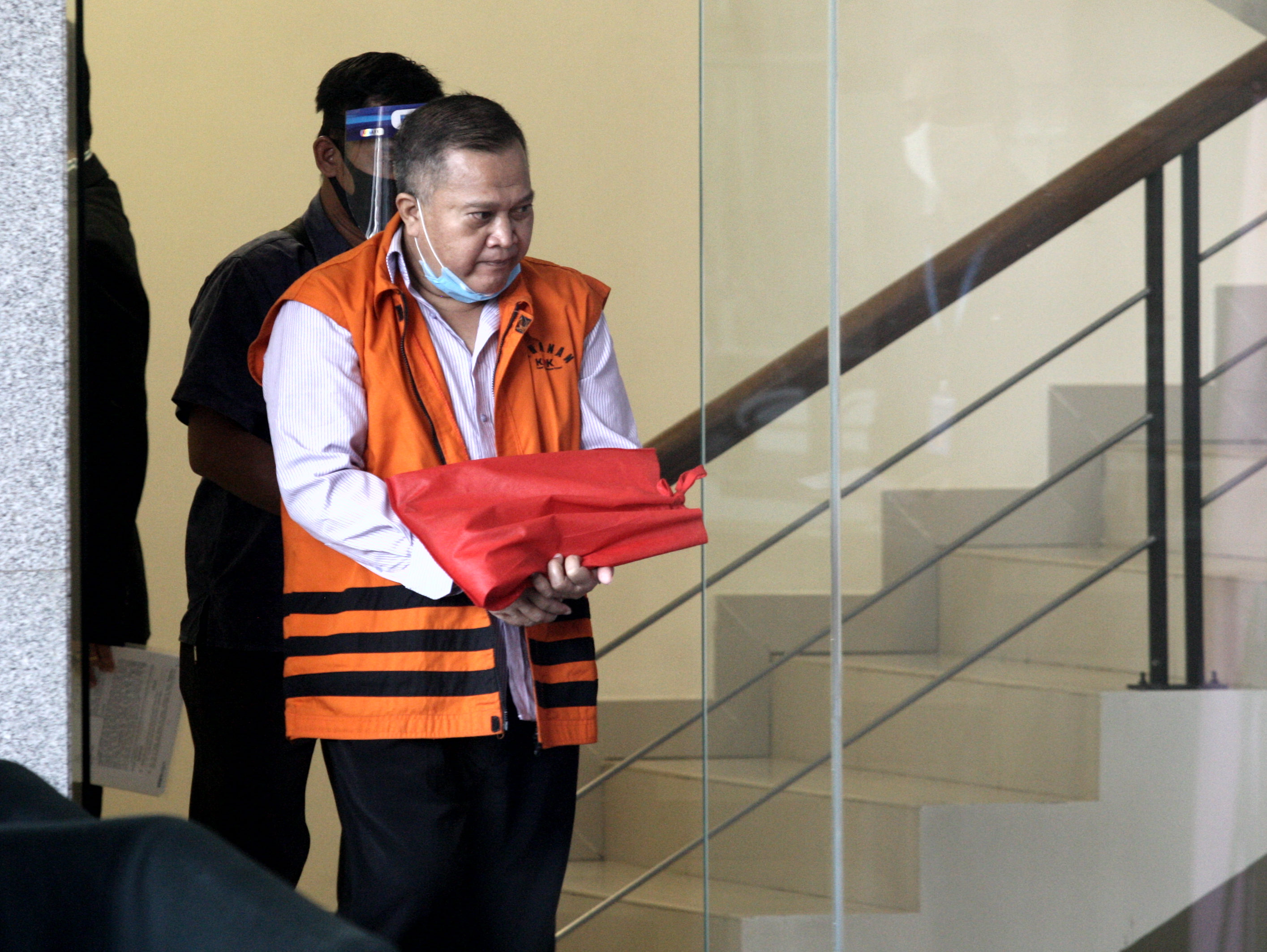 Eks Kelapa Lapas Sukamiskin Deddy Handoko saat menjalani pemeriksaan