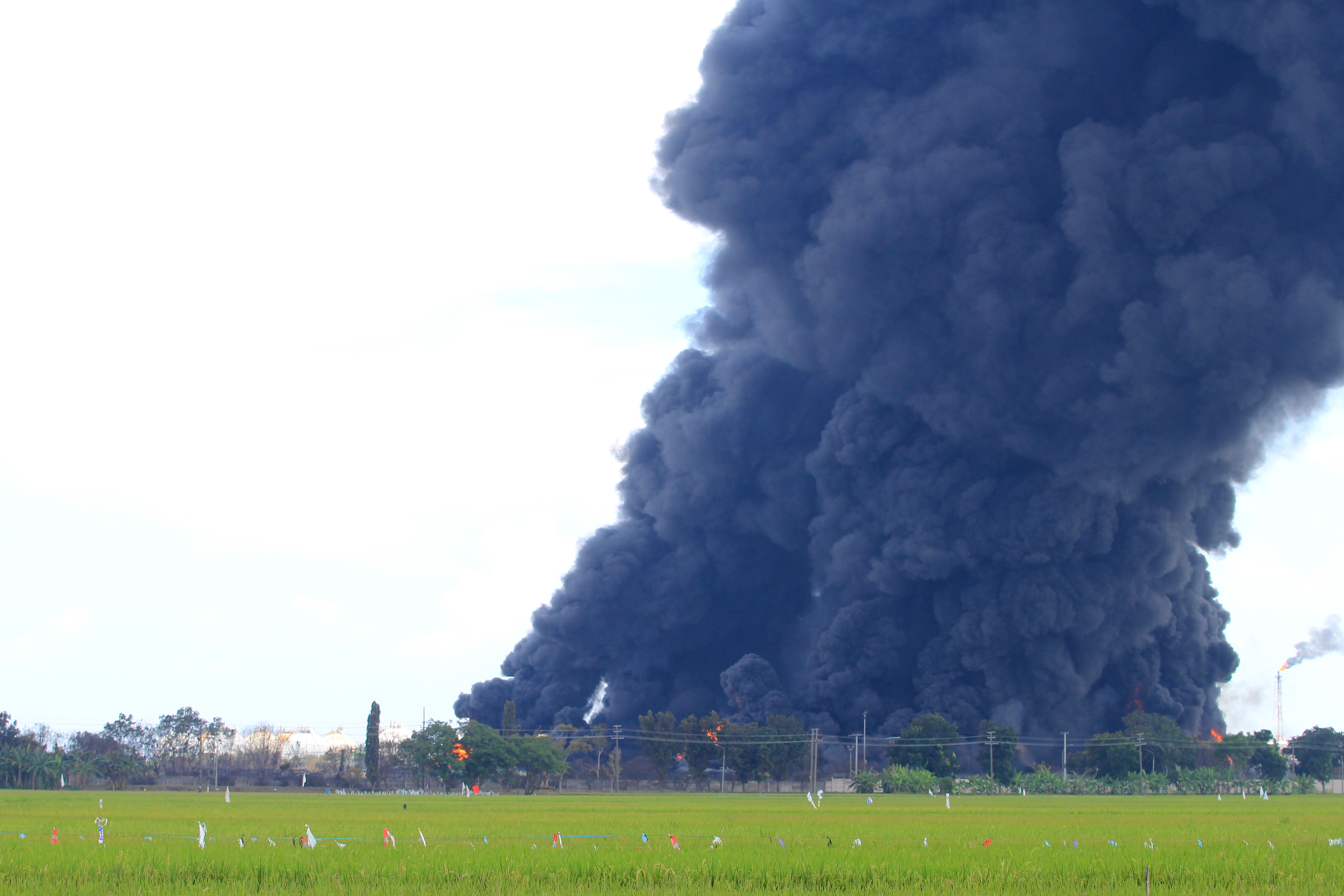 Kepulan asap hitam akibat kebakaran tangki minyak milik Pertamina RU VI Balongan, Indramayu, Jabar, Senin (29/3/2021)