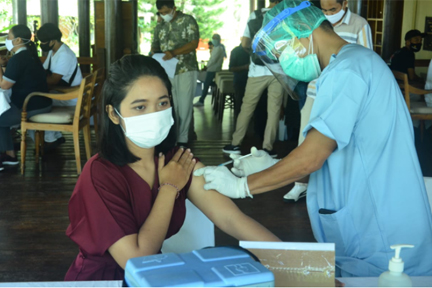 Vaksinasi pelaku pariwisata.