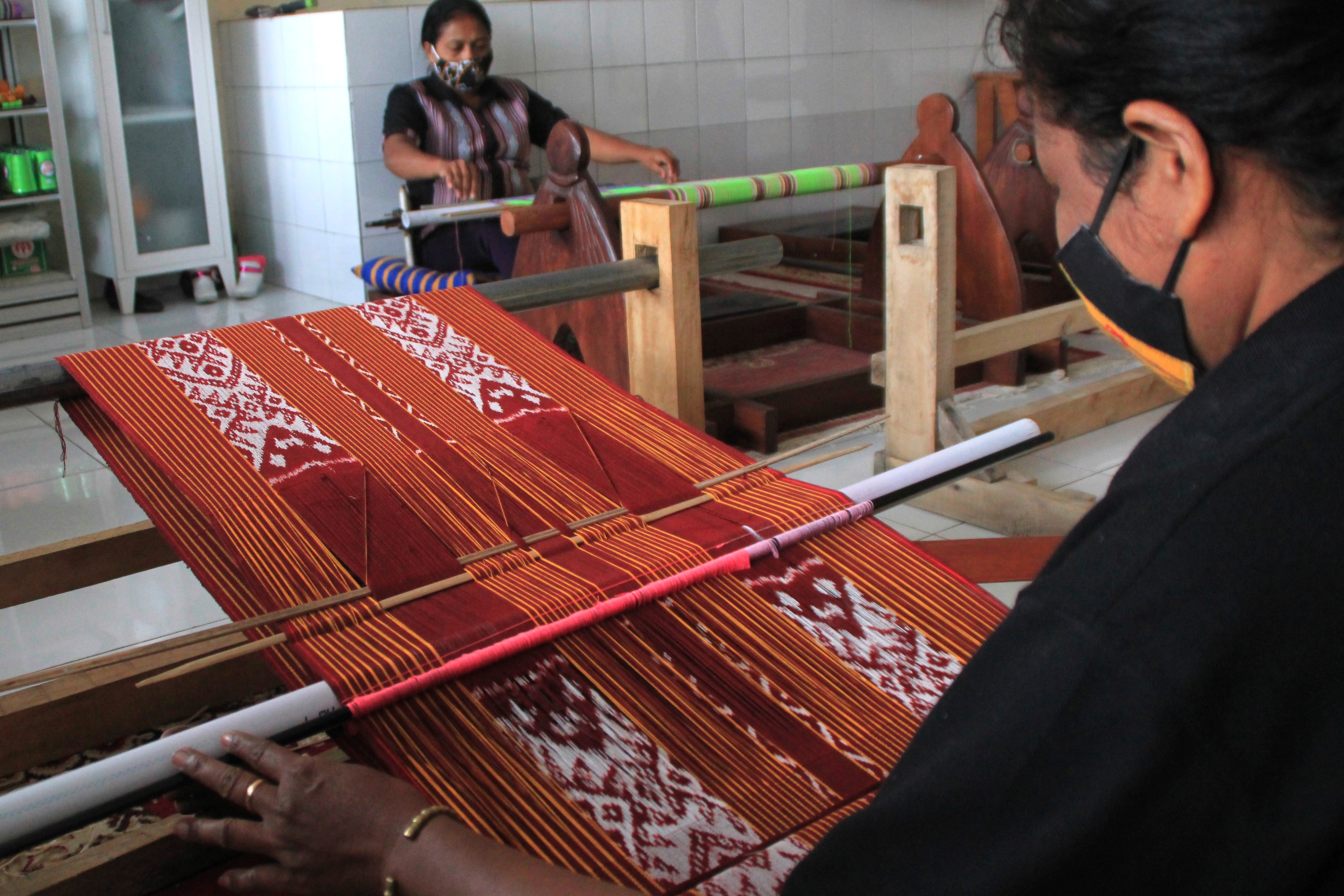 Penenun membuat kain ciri khas dari Kecamatan Amarasi, Kabupaten Kupang, di sela-sela kegiatan Festival Exotic Tenun NTT 2021, Senin (22/3).