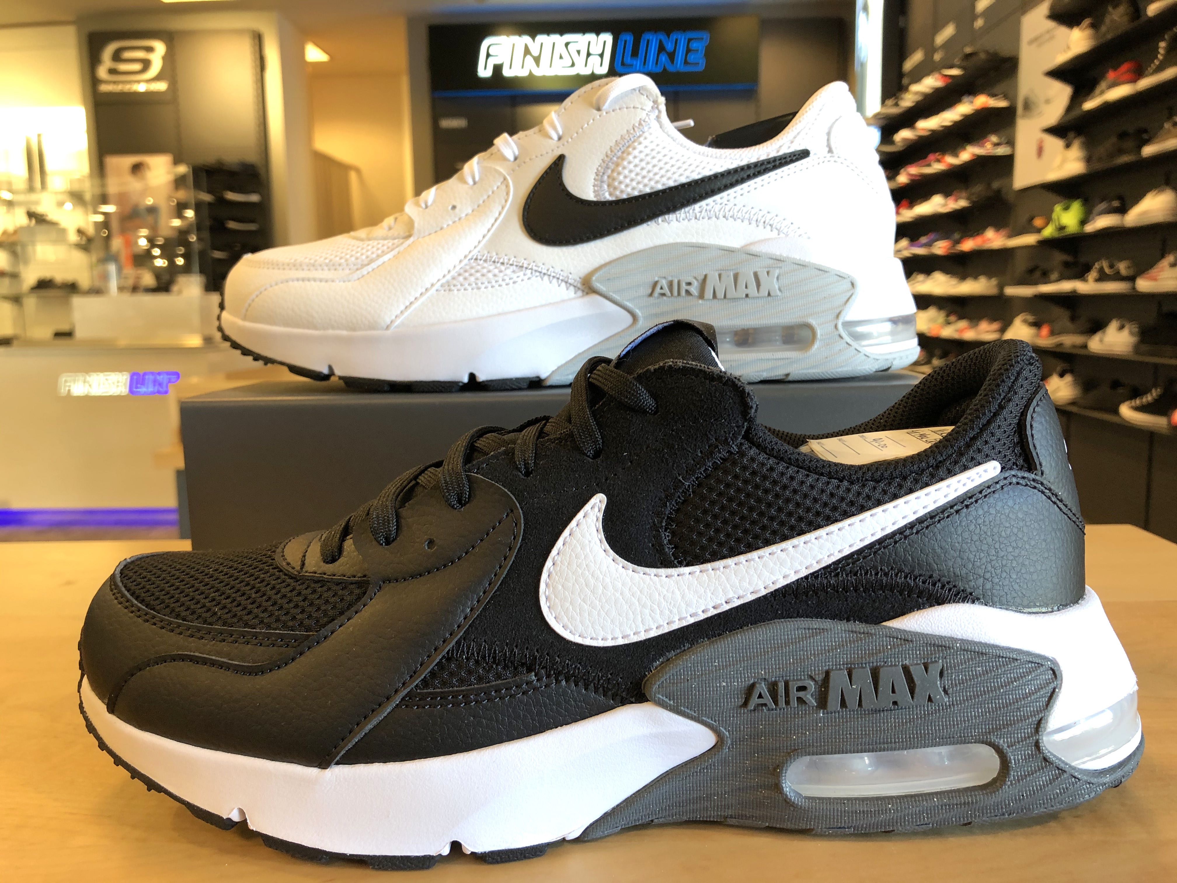 Ilustrasi sepatu merek Nike yang ada di pertokoan wilayah California, AS.