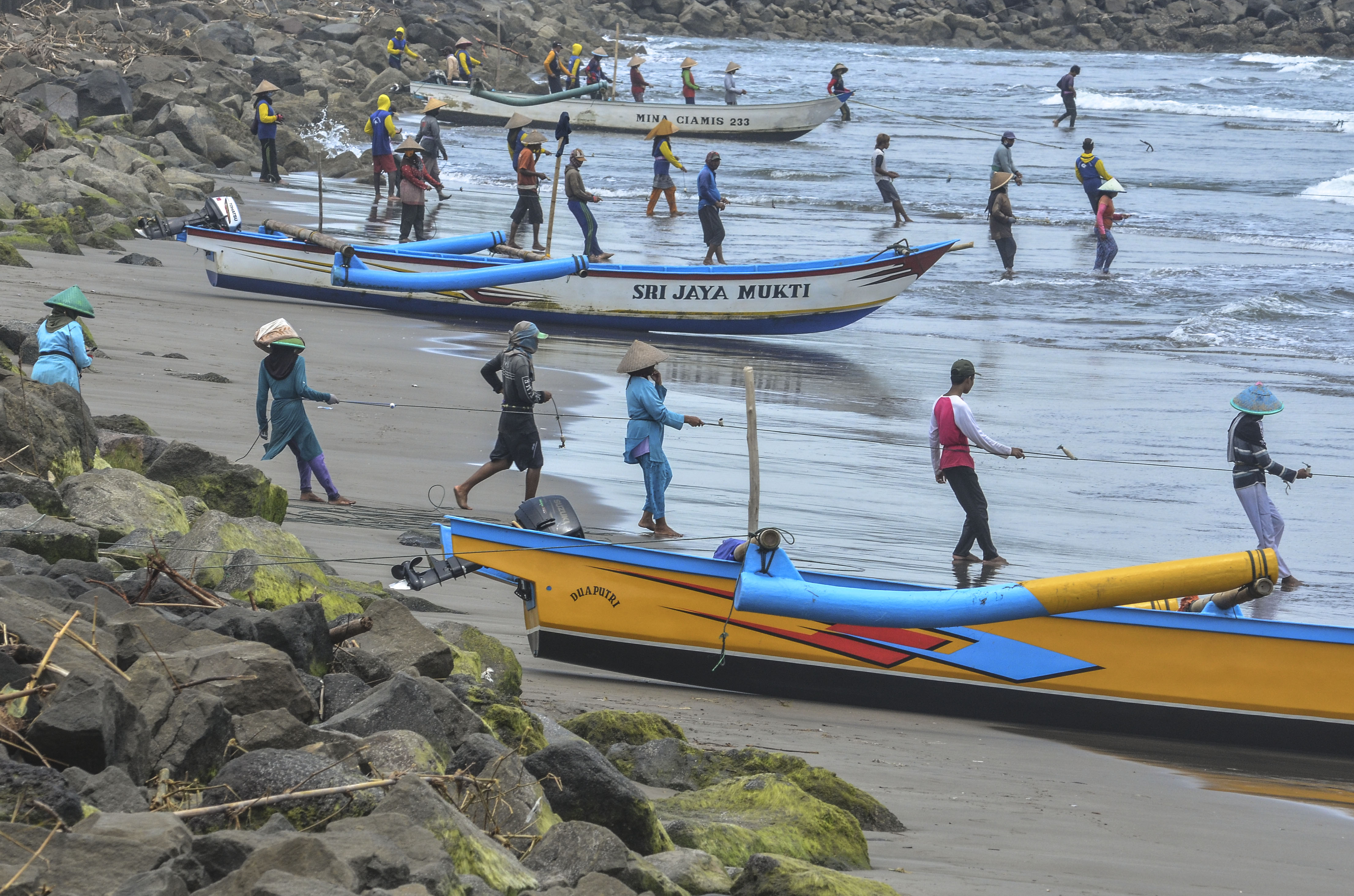 umlah nelayan tradisional jaring eret menarik jaringnya di Pantai Timur, Kabupaten Pangandaran, Jawa Barat, Kamis (15/10).