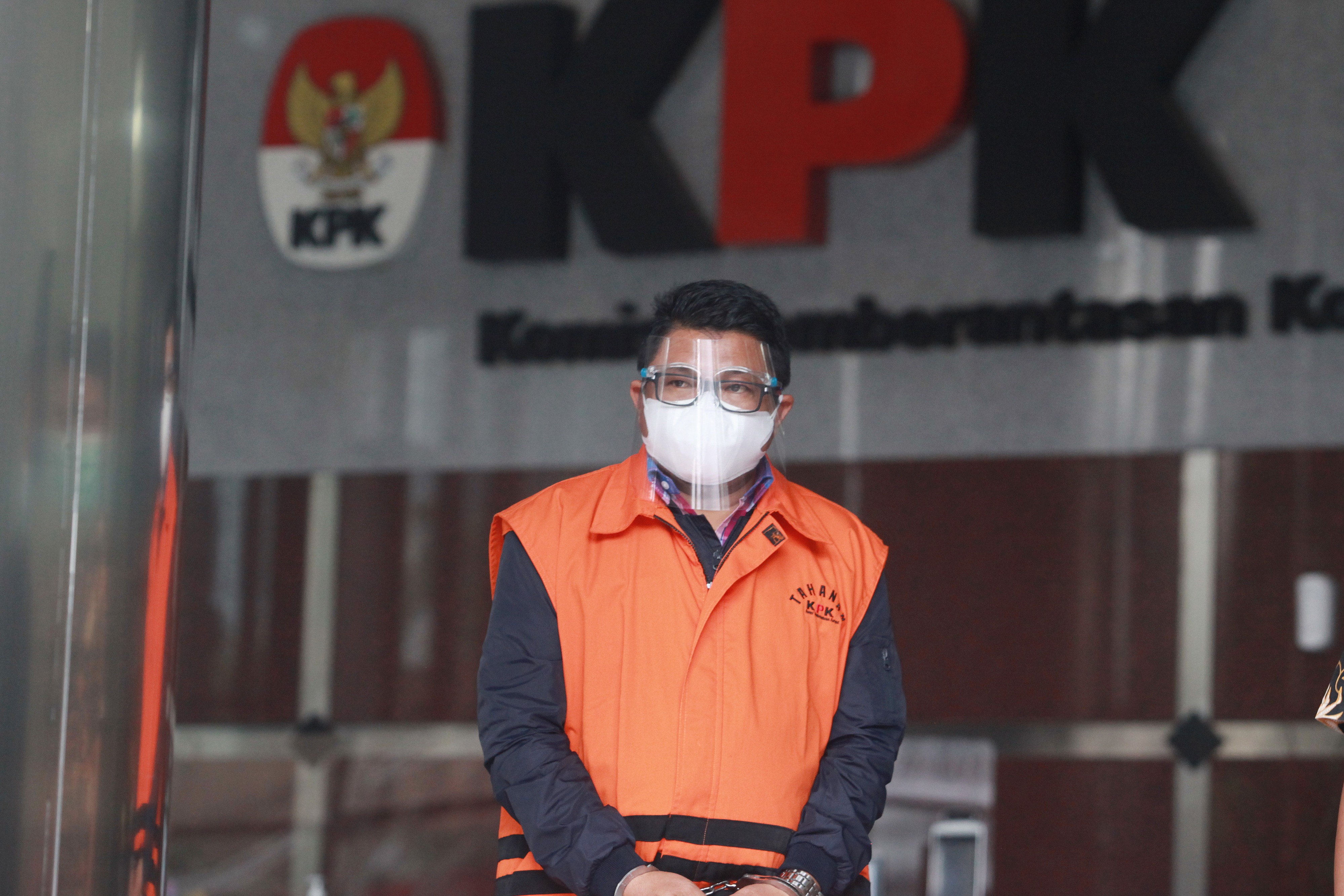 Tersangka mantan Staf Khusus Menteri Kelautan dan Perikanan Edhy Prabowo, Safri, usai diperiksa di Gedung KPK, Jakarta, Rabu (24/3).