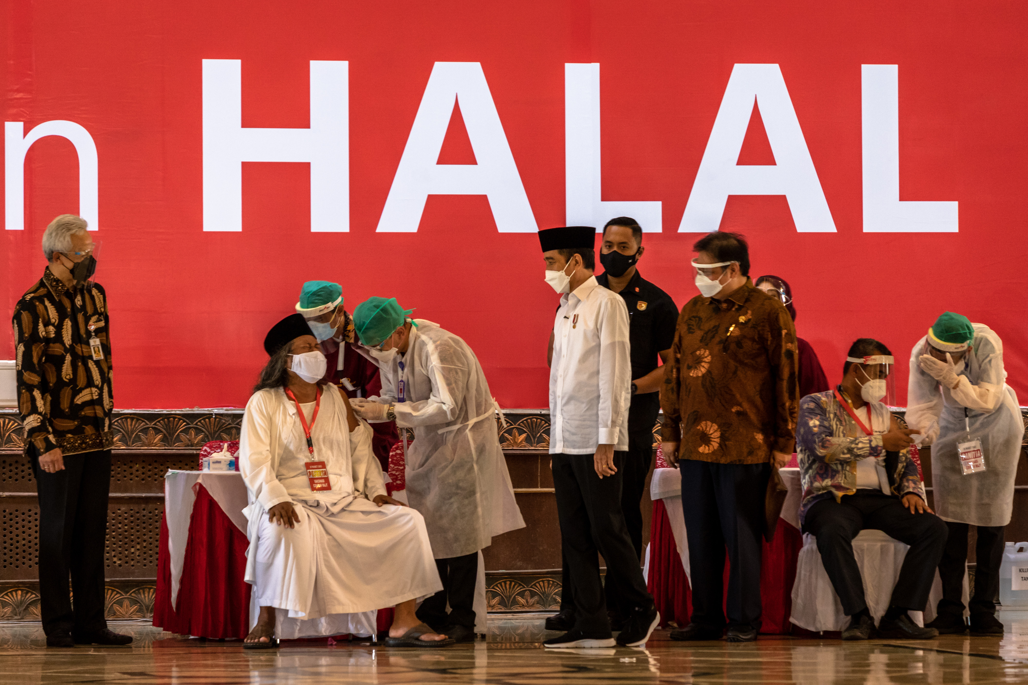 Presiden Joko Widodo menyaksikan vaksinasi covid-19 massal di Masjid Agung Jawa Tengah, Semarang, Rabu (10/3).