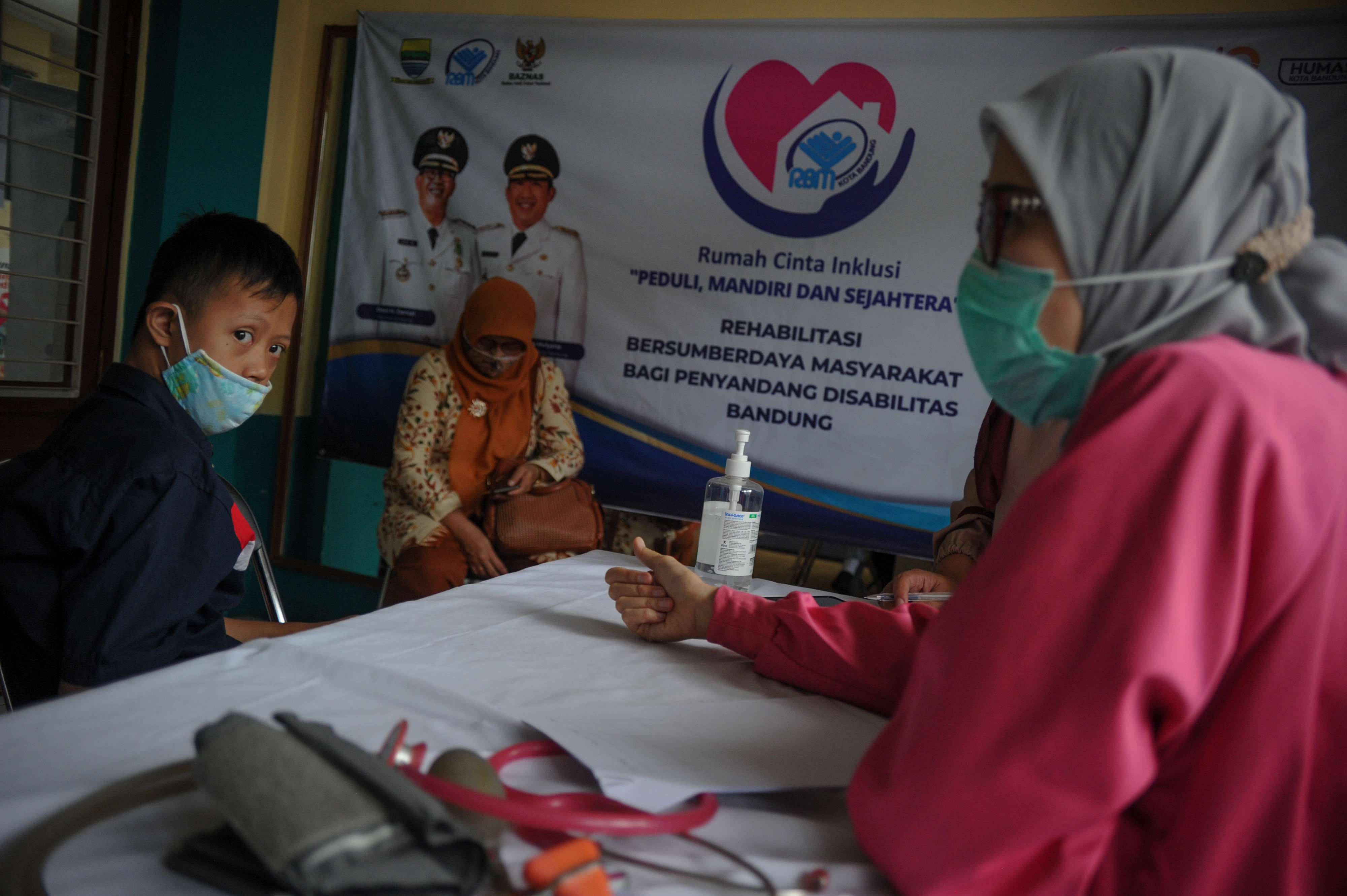Seorang dokter memberikan terapi kepada seorang anak penyandang disabilitas di Rumah Cinta Inklusi Bandung, Jawa Barat, Senin (12/10/2020)