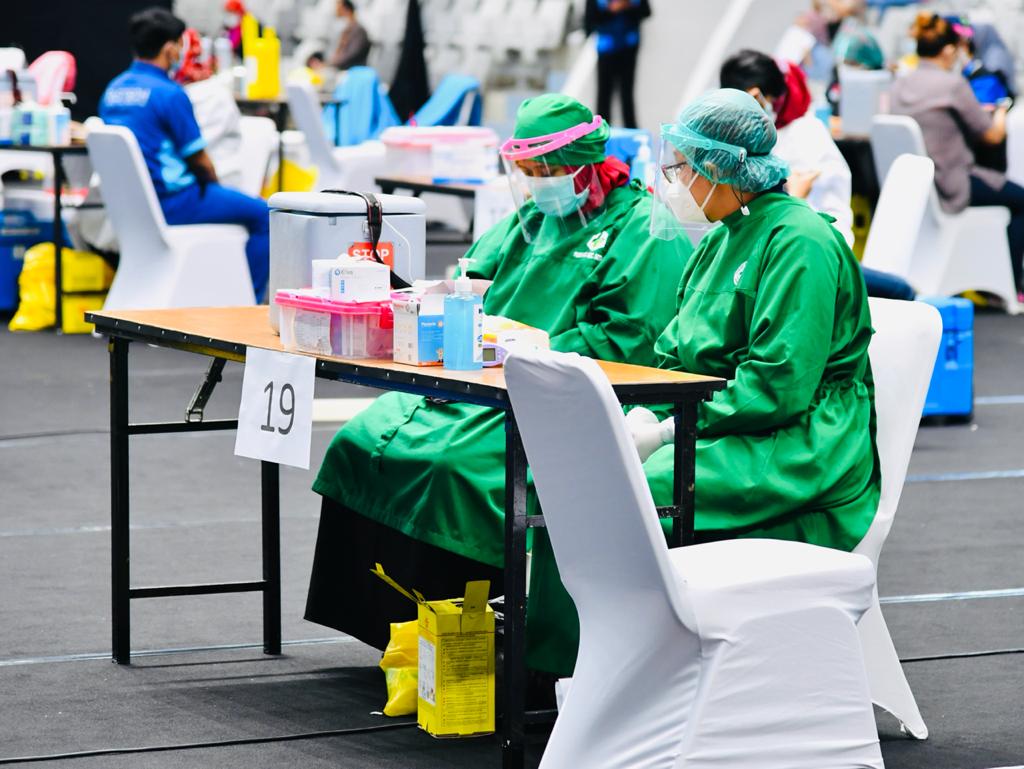 Presiden Joko Widodo meninjau pelaksanaan vaksinasi Covid-19 di Istora Gelora Bung Karno, Jakarta, pada Kamis, (4/2/2021).