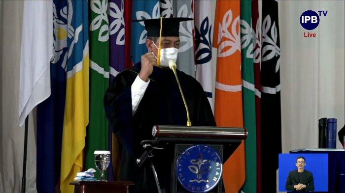 Kepala BNPB Letjen Doni Monardo dianugerahi gelar doktor kehormatan (honoris causa) oleh University IPB, Bogor, Jawa Barat, Sabtu (27/3).