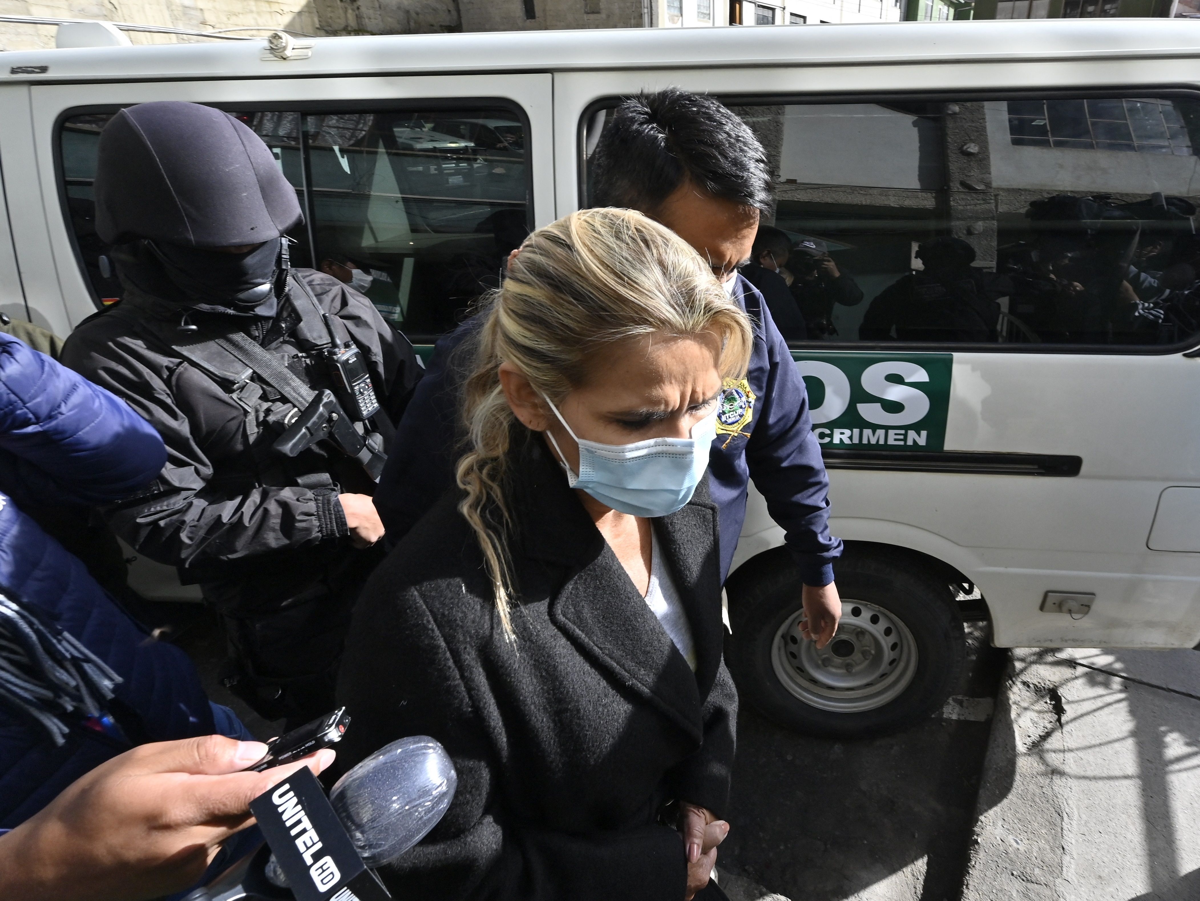 Mantan Presiden Bolivia Jeanine Anez saat ditangkap polisi di La Paz, 13 Maret lalu.