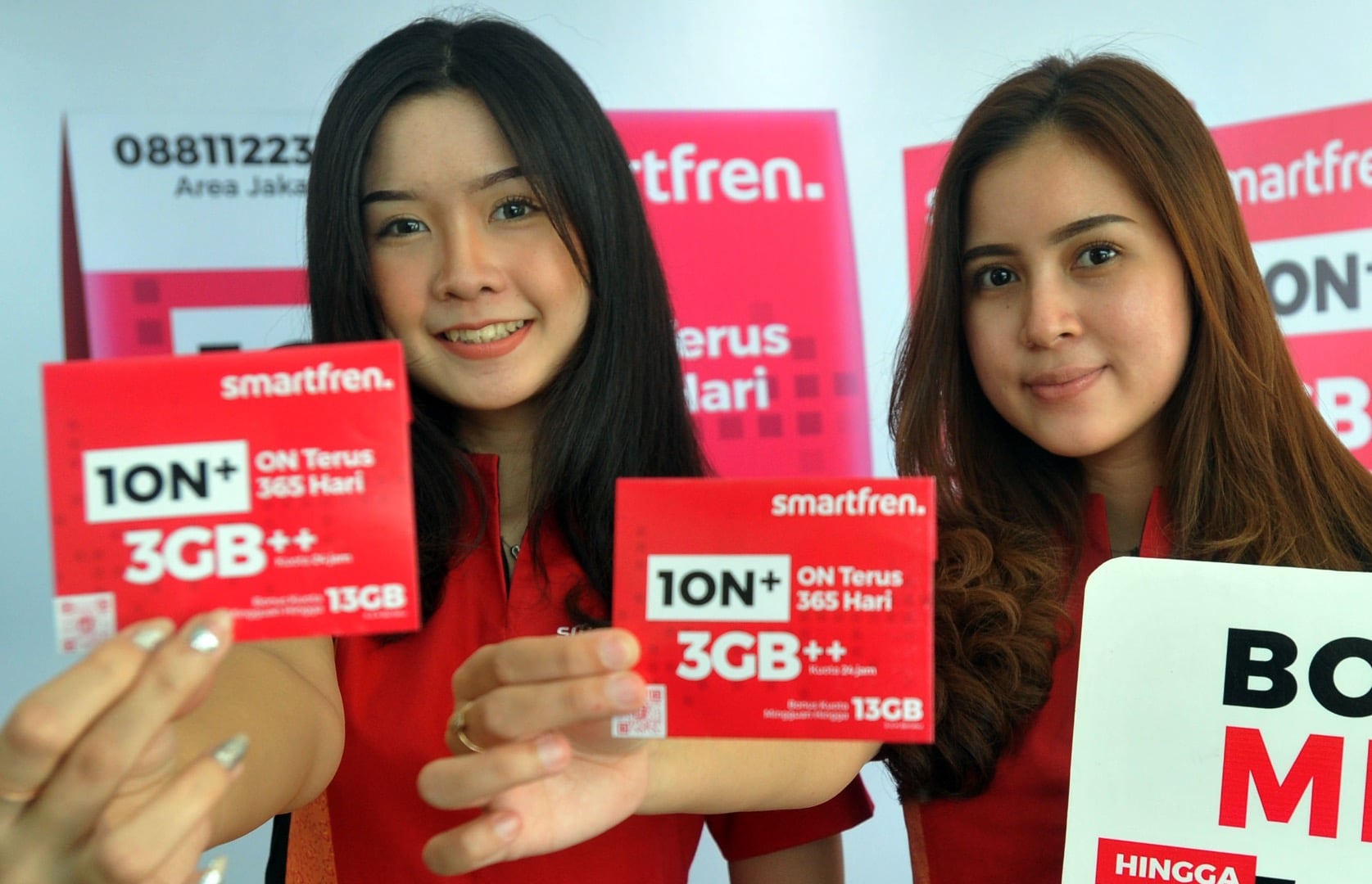 Model menunjukkan kartu perdana Smartfren