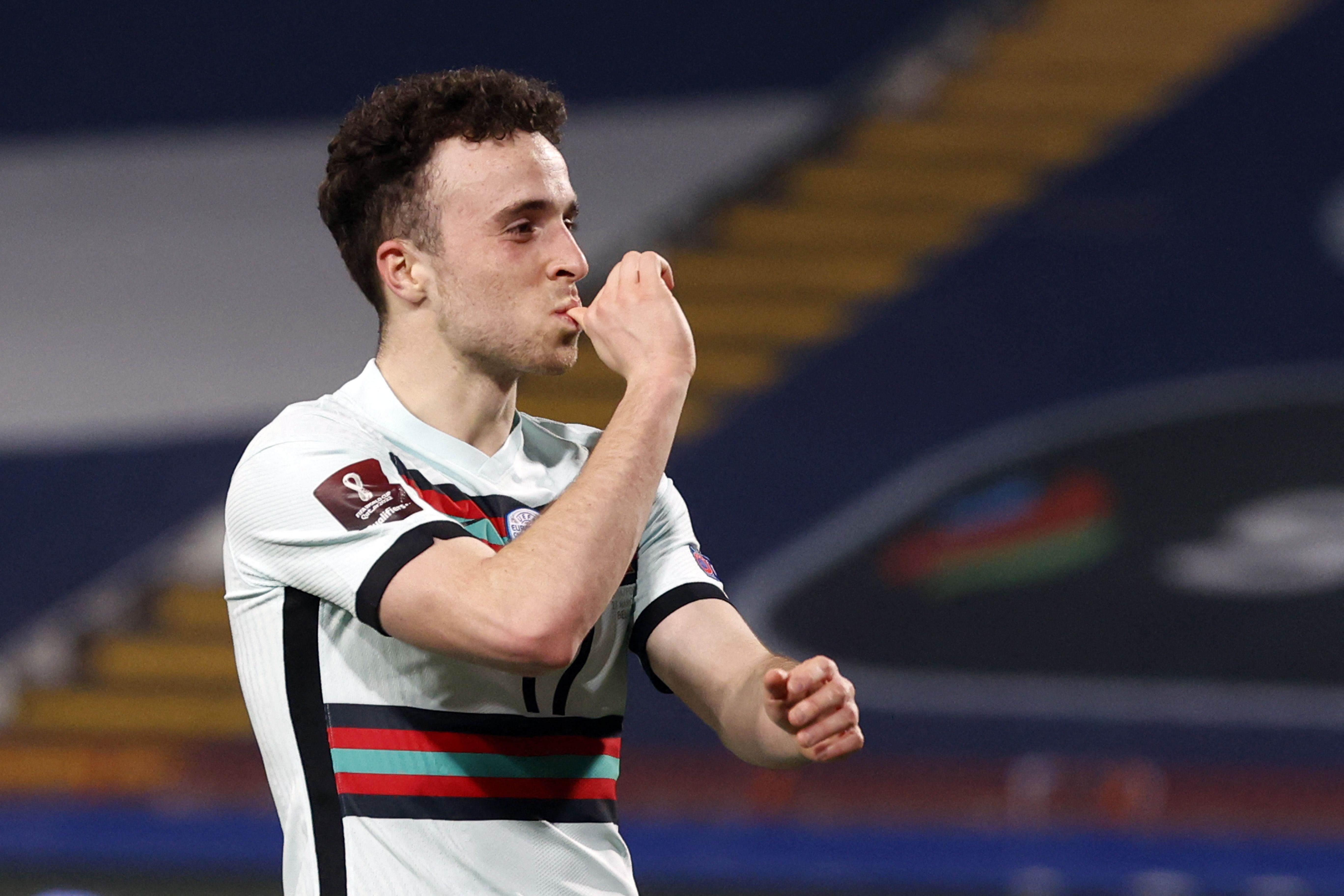Penyerang Portugal Diogo Jota melakukan selebrasi usai mencetak gol ke gawang Serbia di laga kualifikasi Piala Dunia.