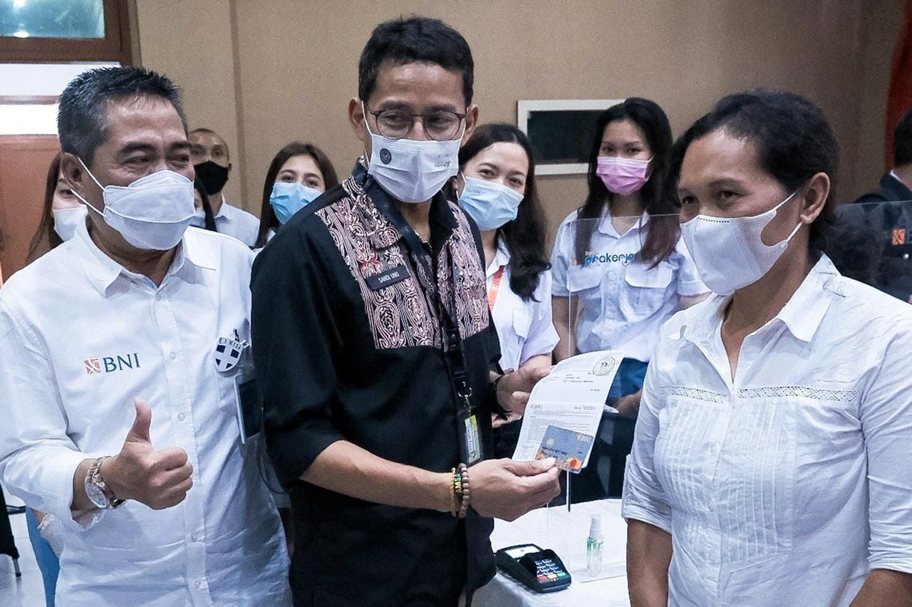 Menparekraf Sandiaga Uno luncurkan program Kartu Prakerja di Danau Toba