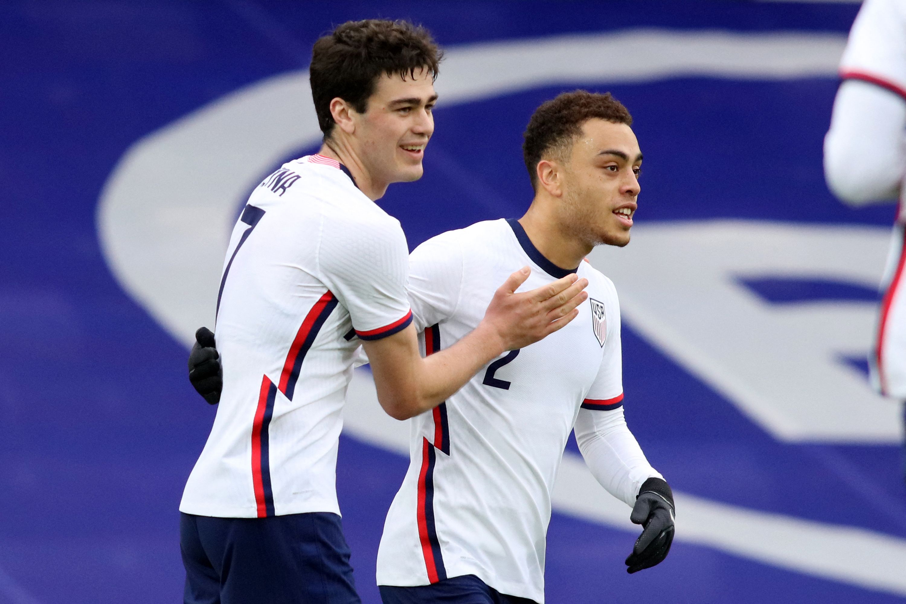 Gelandang AS Giovanni Reyna (kiri) melakukan selebrasi bersama Sergino Dest usai mencetak gol ke gawang Irlandia Utara di laga persahabatan.