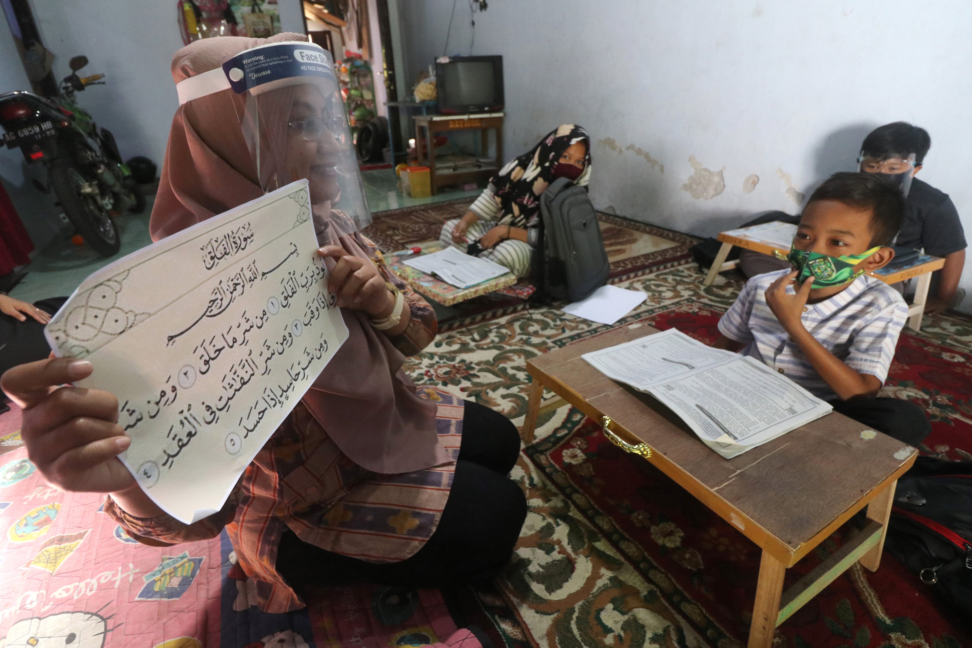 Seorang guru sekolah dasar mengajar pelajaran agama di rumah muridnya di Kelurahan Pesantren, Kota Kediri, Jawa Timur, Selasa (15/9/2020)