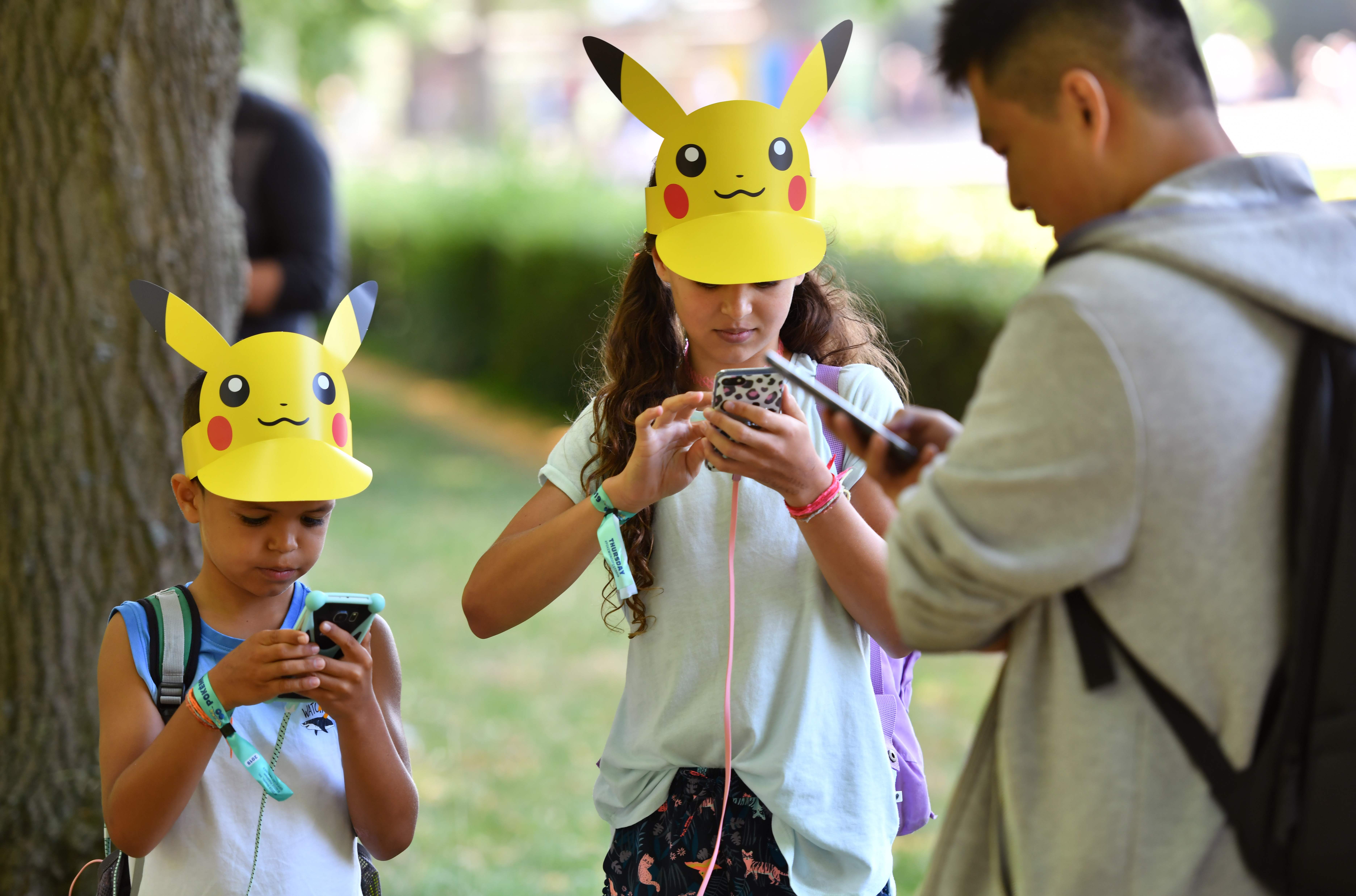 Anak-anak di Swiss sedang bermain gim Pokemon