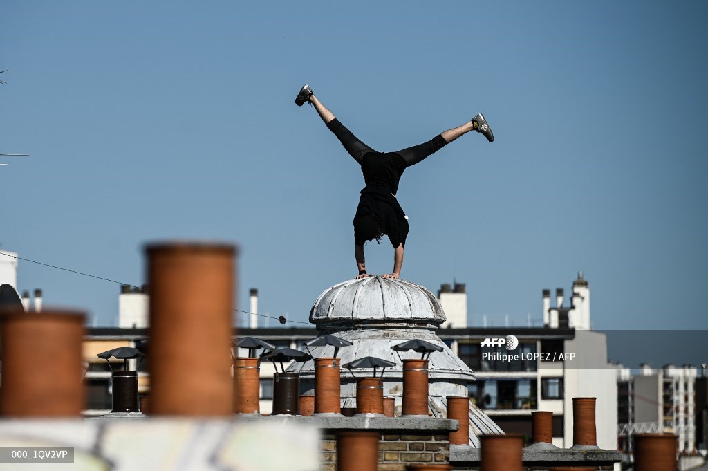 Aksi parkour di langit Paris, Prancis. 