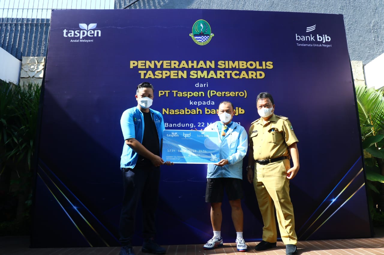 Perwakilan nasabah Bank BJB, Sumarwan Hadisoemarto menerima secara simbolis Smartcard TASPEN.