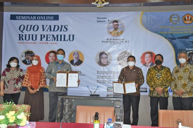 Penandatangan naskah MoU dan naskah kerja sama antara BK Sekretariat Jenderal DPR RI dengan Unpad. 