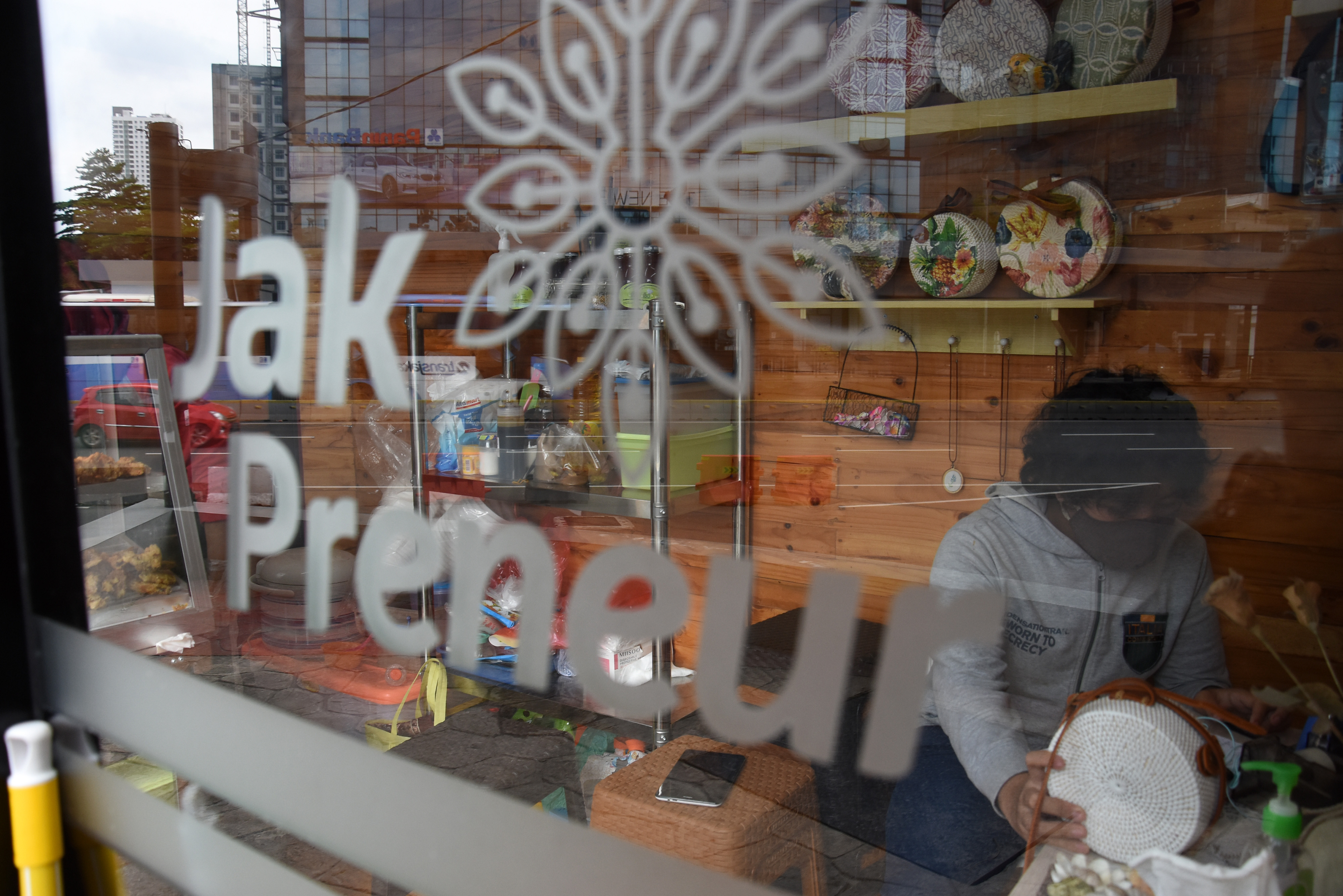 Ilustrasi--edagang menata produk yang dijual di kios Jakpreneur di kawasan Taman Sumenep, Jakarta.