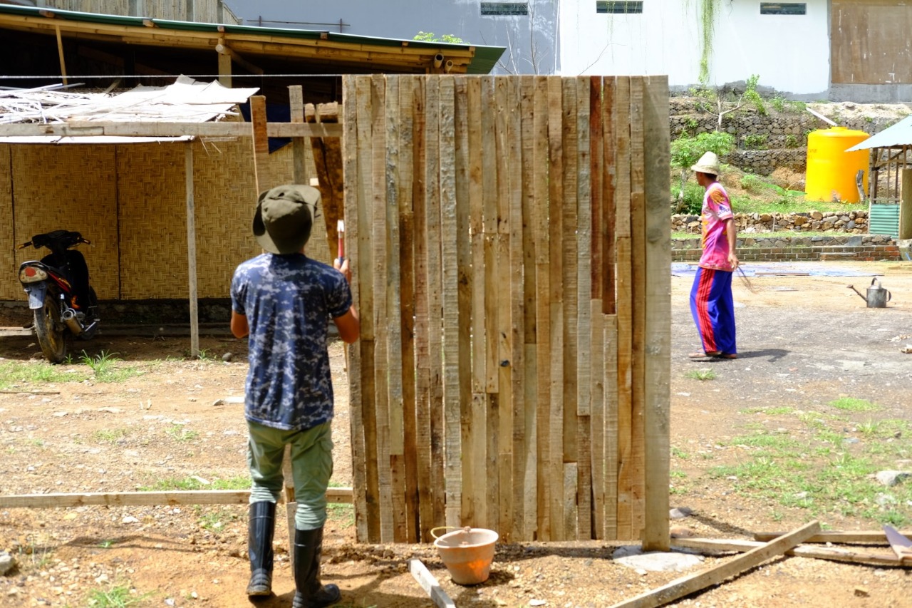 Memanfaatkan sisa kayu.