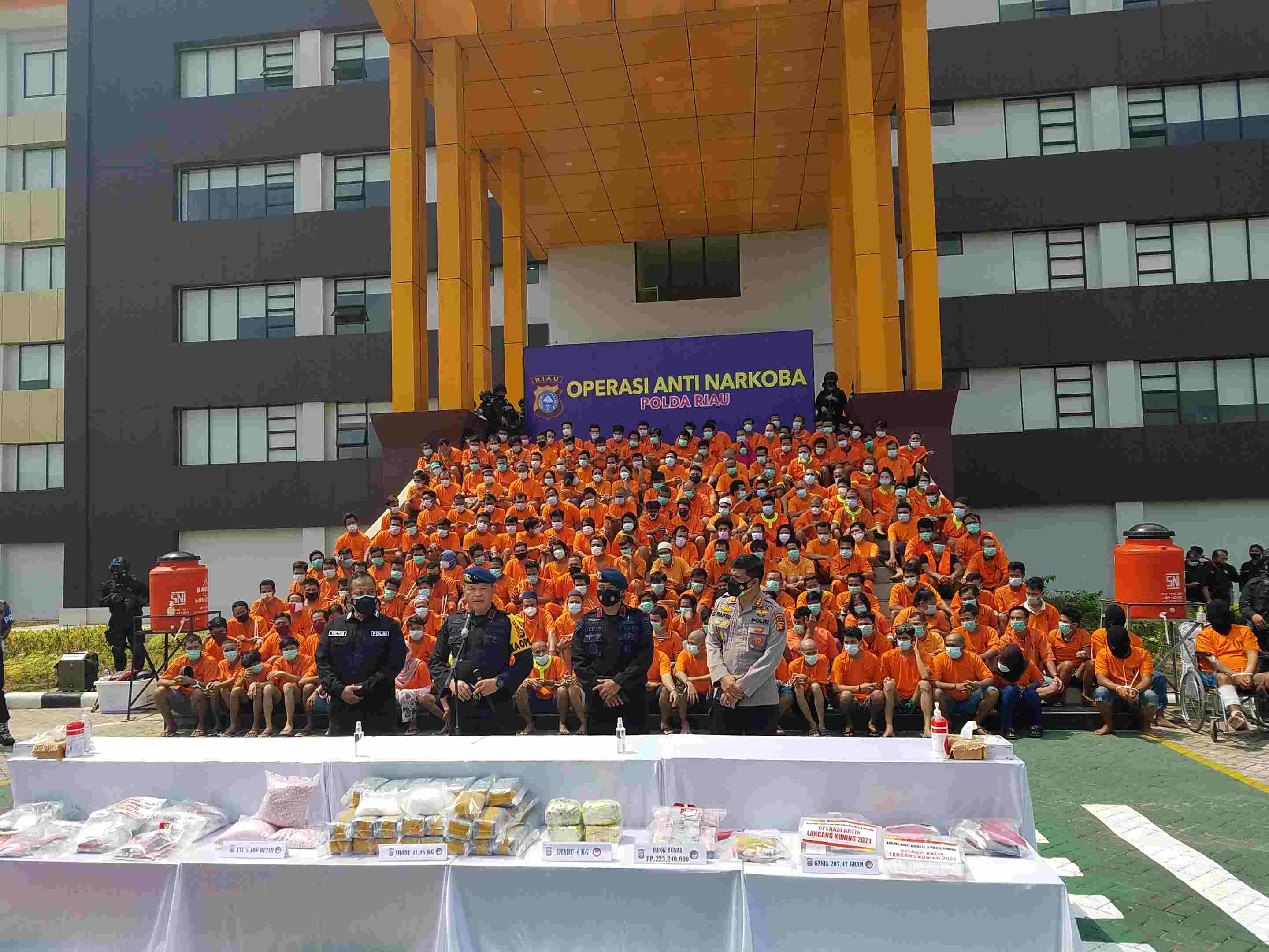 Polda Riau dalam operasi anti narkoba (Antik) menangkap sedikitnya 463 tersangka dengan barang bukti sebanyak 42.197,30 kg sabu.