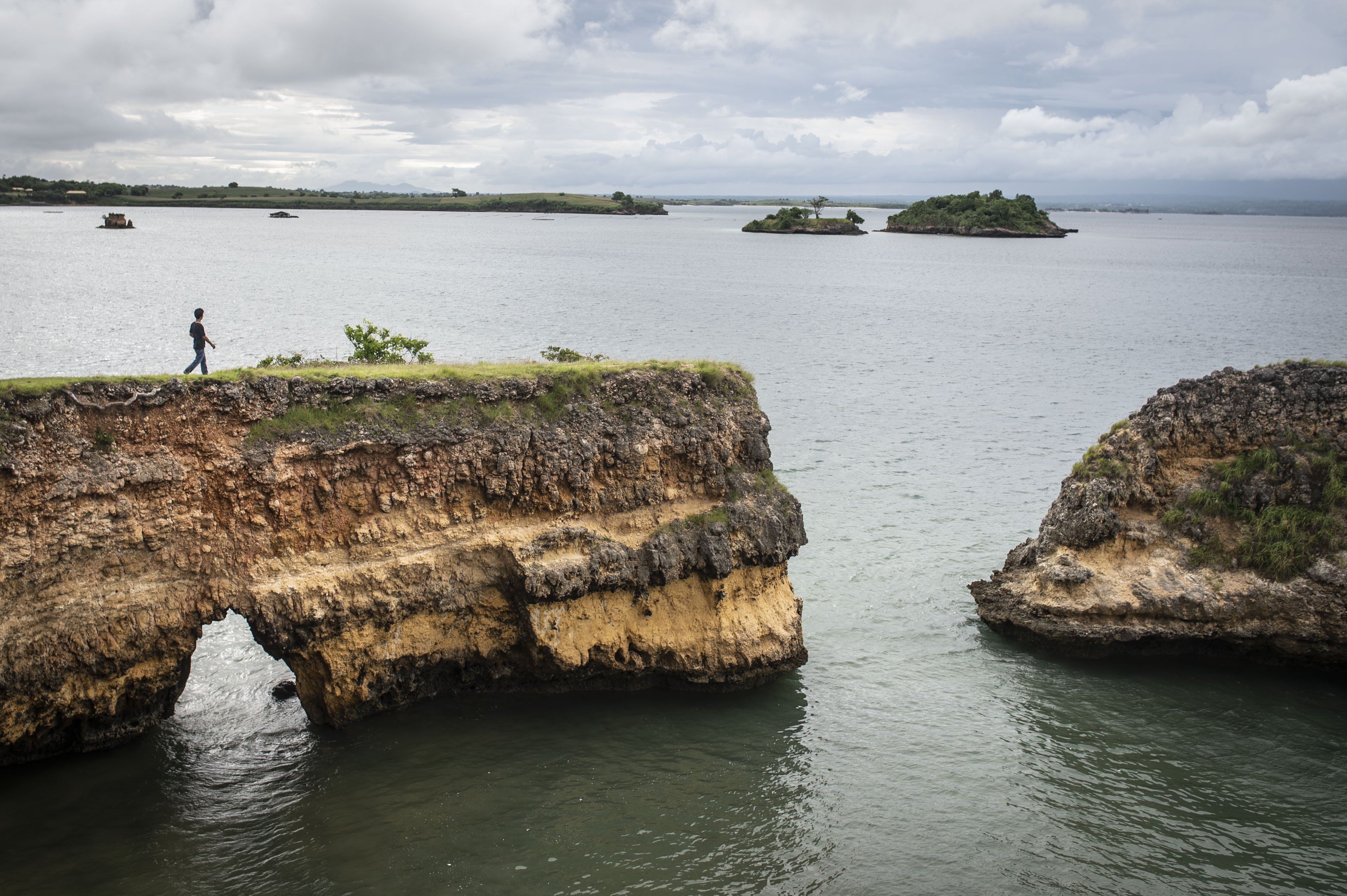Wisatawan berjalan di tebing kawasan Pantai Pink, Sekaroh, Jerowaru, Lombok Timur, Nusa Tenggara Barat, Selasa (9/3/2021)