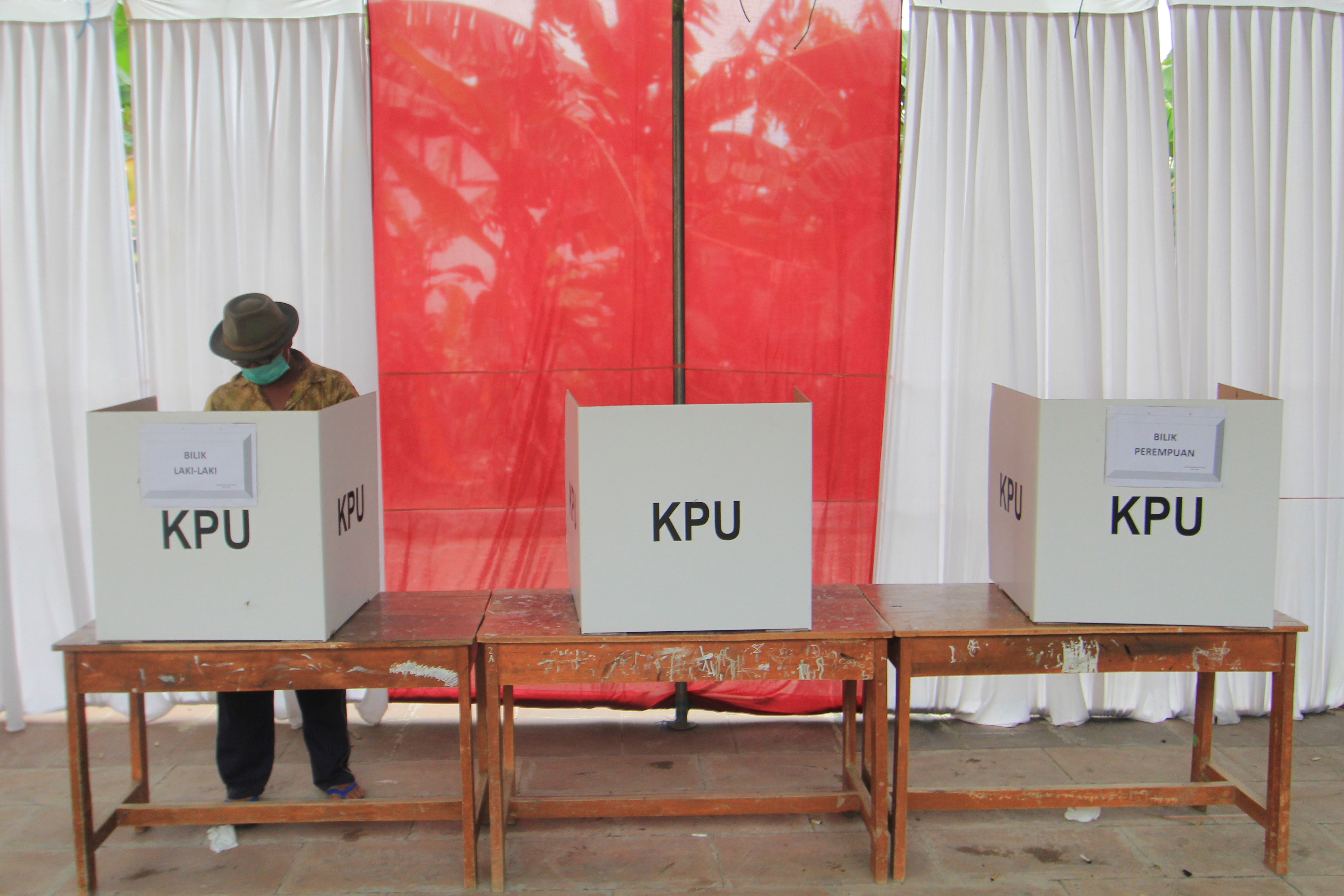 Warga menggunakan hak suara mereka saat Pilkada 2020.