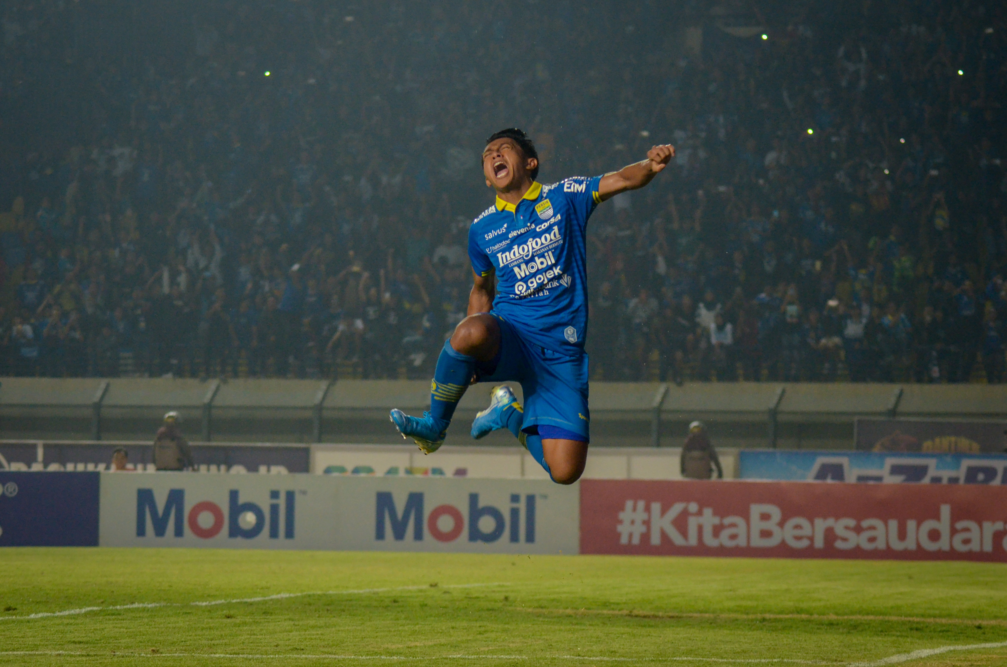 Pesepak bola Persib Bandung Febri Hariyadi melakukan seleberasi usai mencetak gol ke gawang lawan.