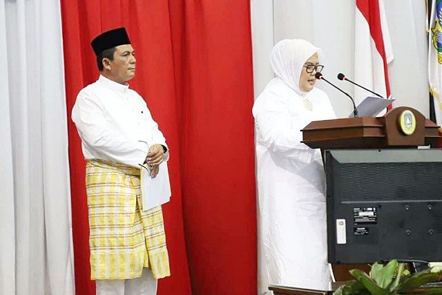 Gubernur Kepri  Ansar Ahmad (kiri)