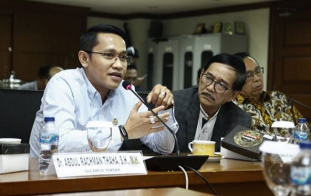 Anggota DPD RI Abdul Rachman Thaha (kiri).