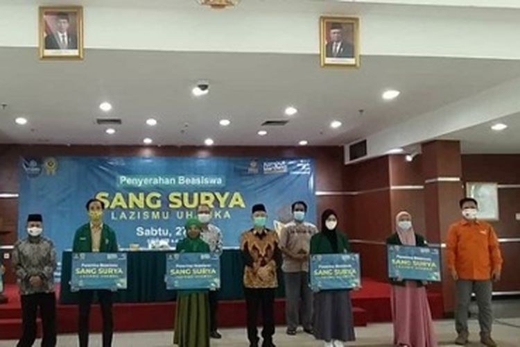 Pemberian beasiswa bagi mahasiswa Uhamka