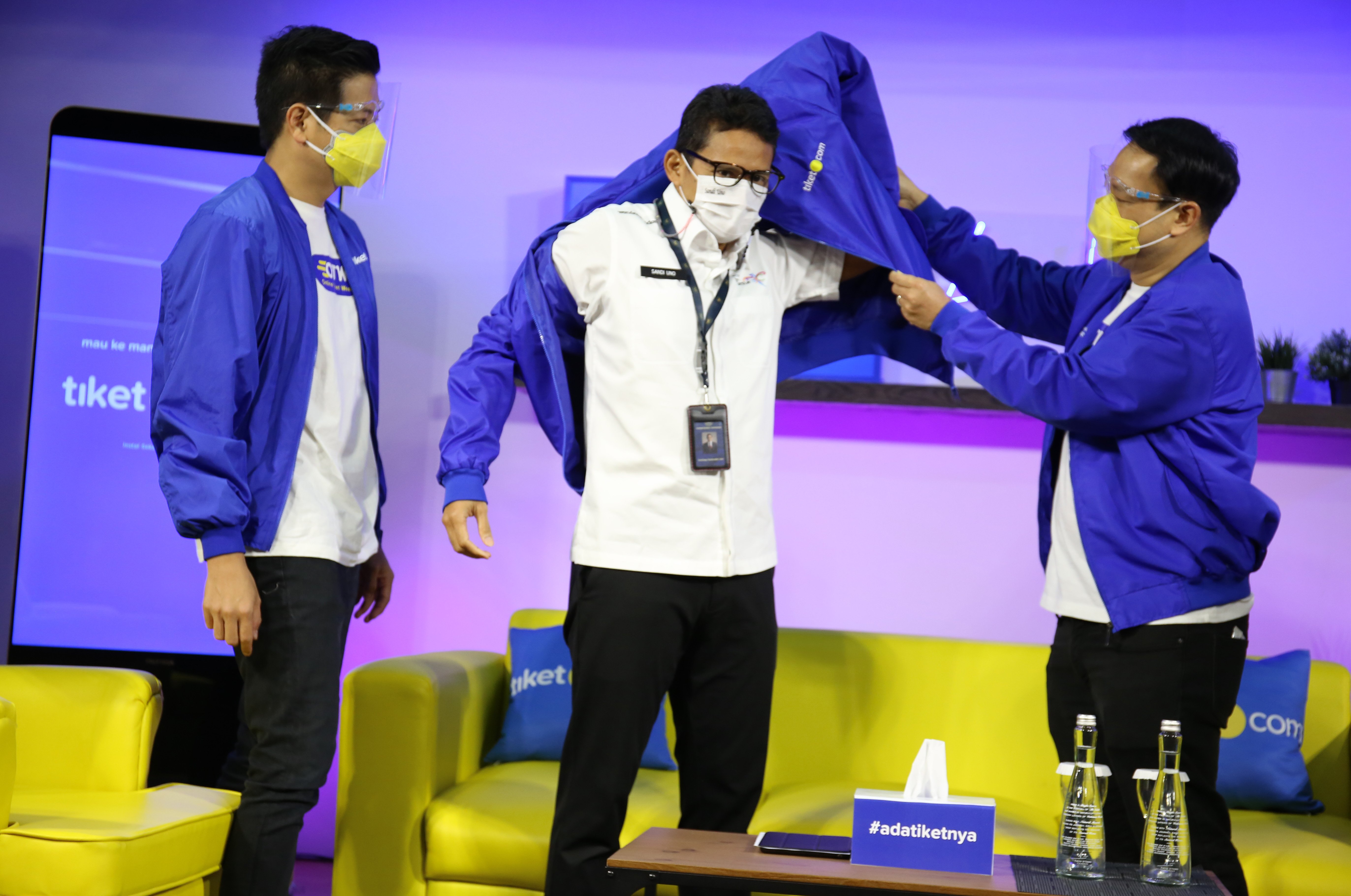 Menteri Pariwisata dan Ekonomi Kreatif Sandiaga Uno (tengah) 