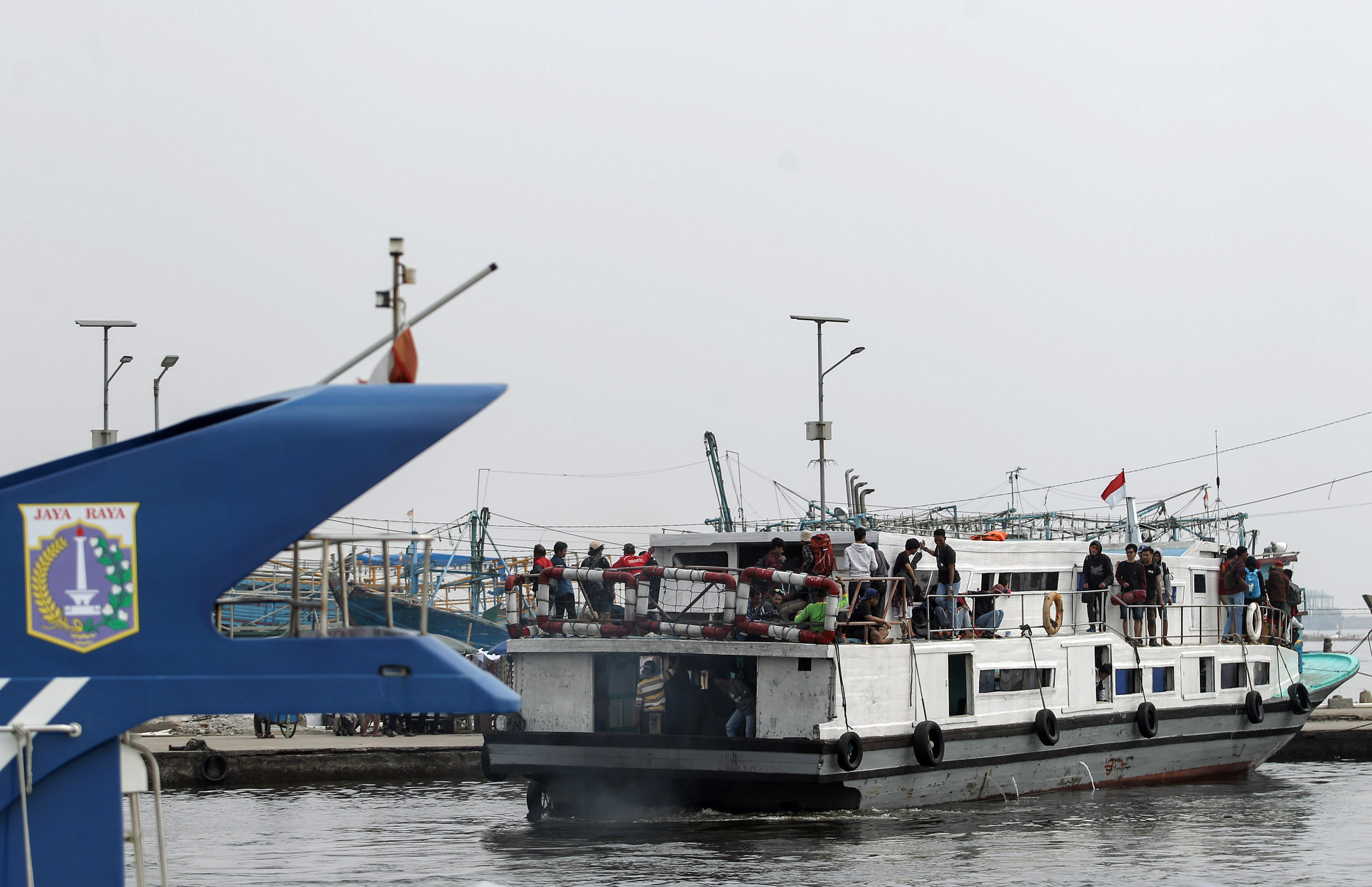  Sejumlah penumpang berada di atas KM Sena Express saat akan bersandar di dermaga Pelabuhan Kali Adem, Jakarta, Selasa (9/7/2019)