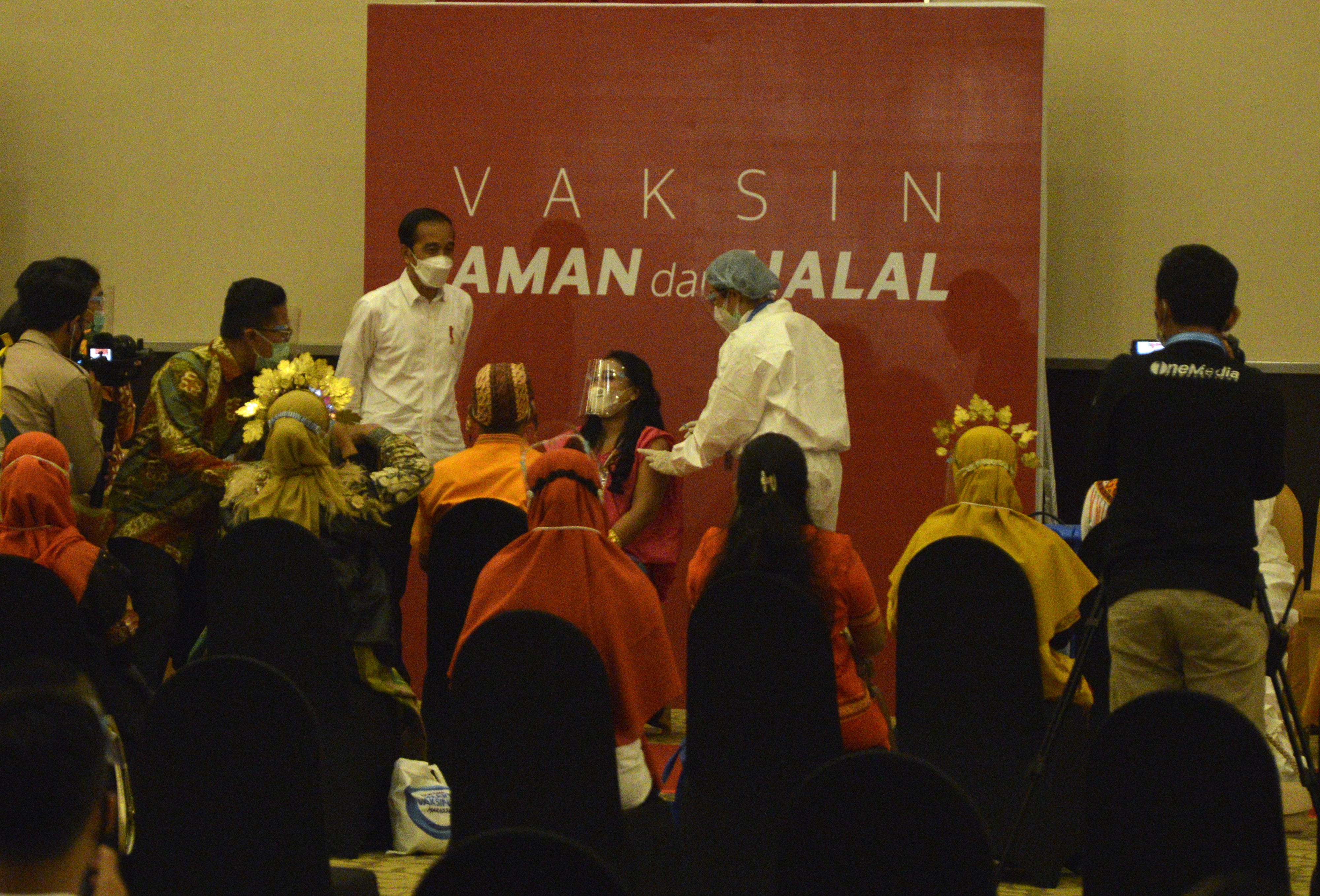 Ilustrasi: Presiden Joko Widodo tinjau pelaksanaan vaksinasi