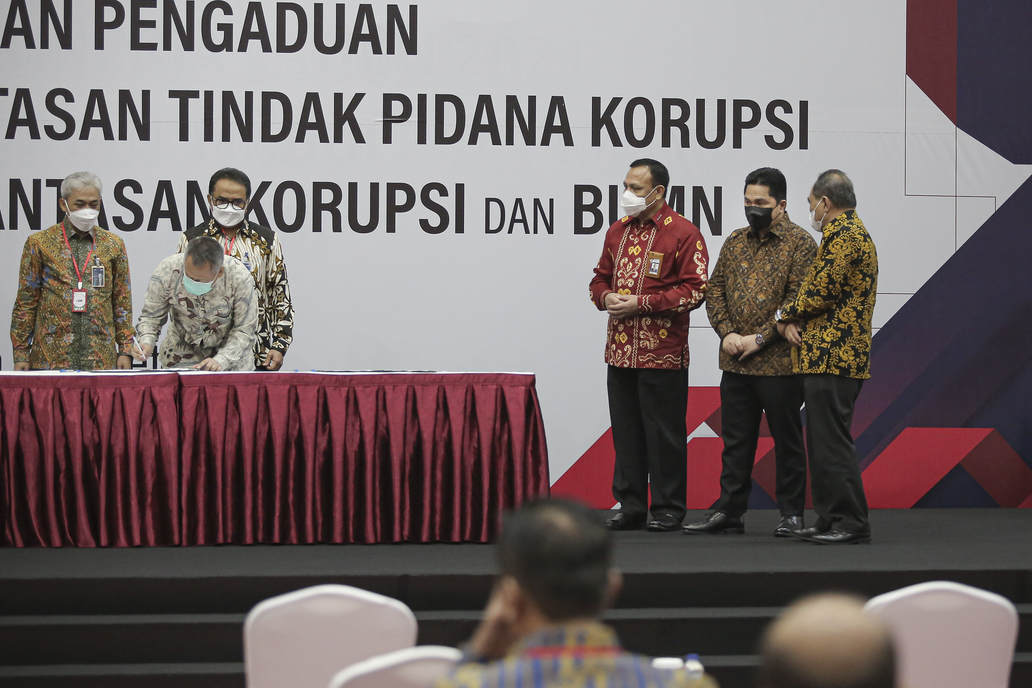 Penandatanganan perjanjian kerja sama Whistleblowing System 27 BUMN dan KPK, di gedung KPK, Jakarta, Selasa (2/3).