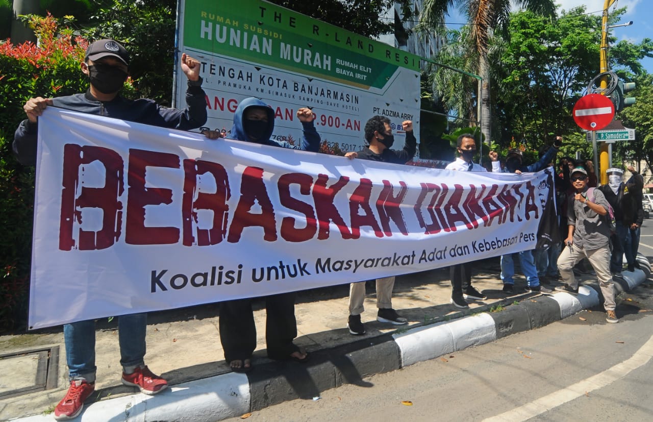 Aksi desakan pembebasan jurnalis Diananta Putra Sumedi yang ditahan dan diadili karena dinilai melanggar UU ITE di Kalsel, Juni 2020.