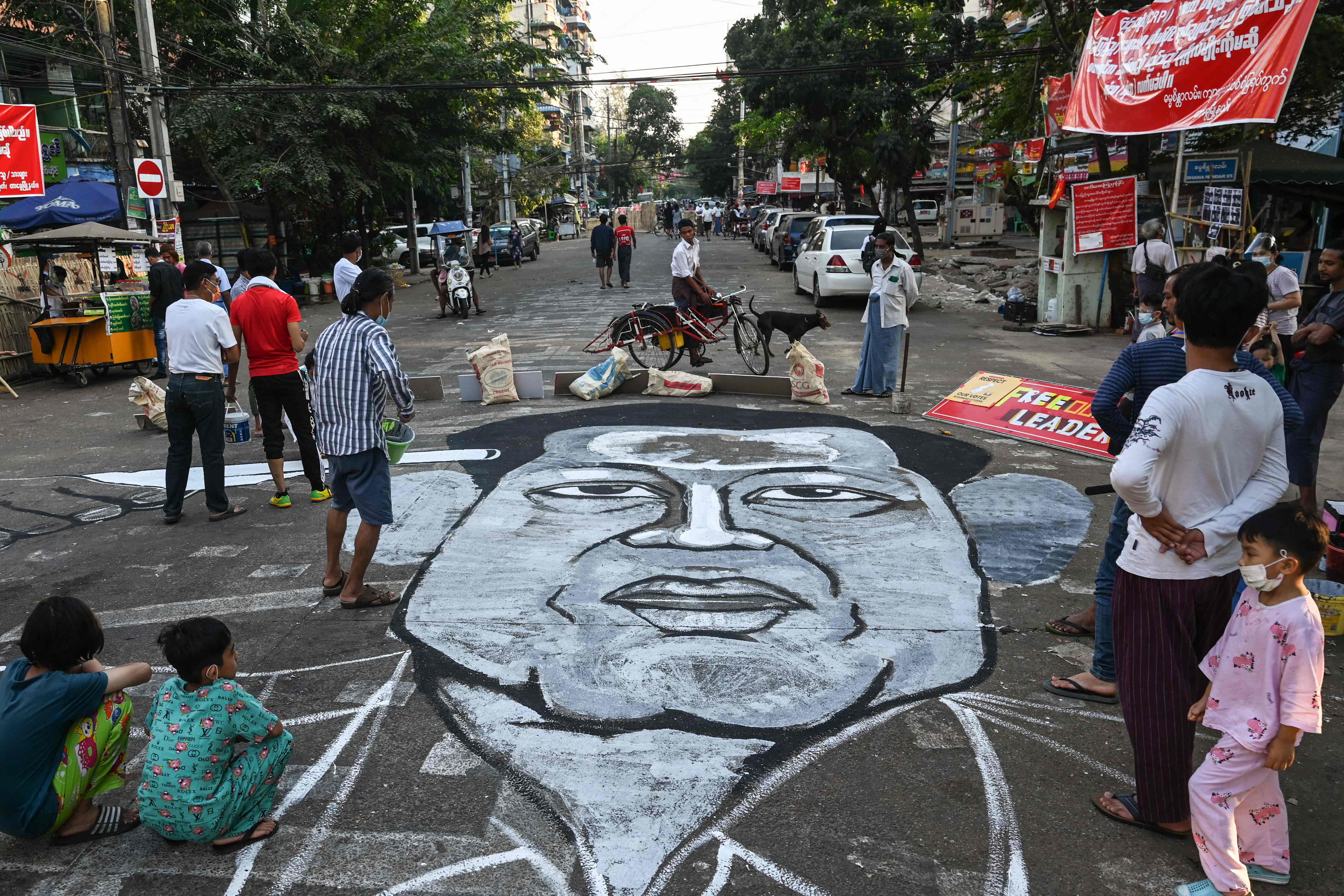 Mural bergambar tokoh kudeta militer Jenderal Min Aung Hlaing dengan kepala ditodong pistol di Kota Yangon, Myanmar. 