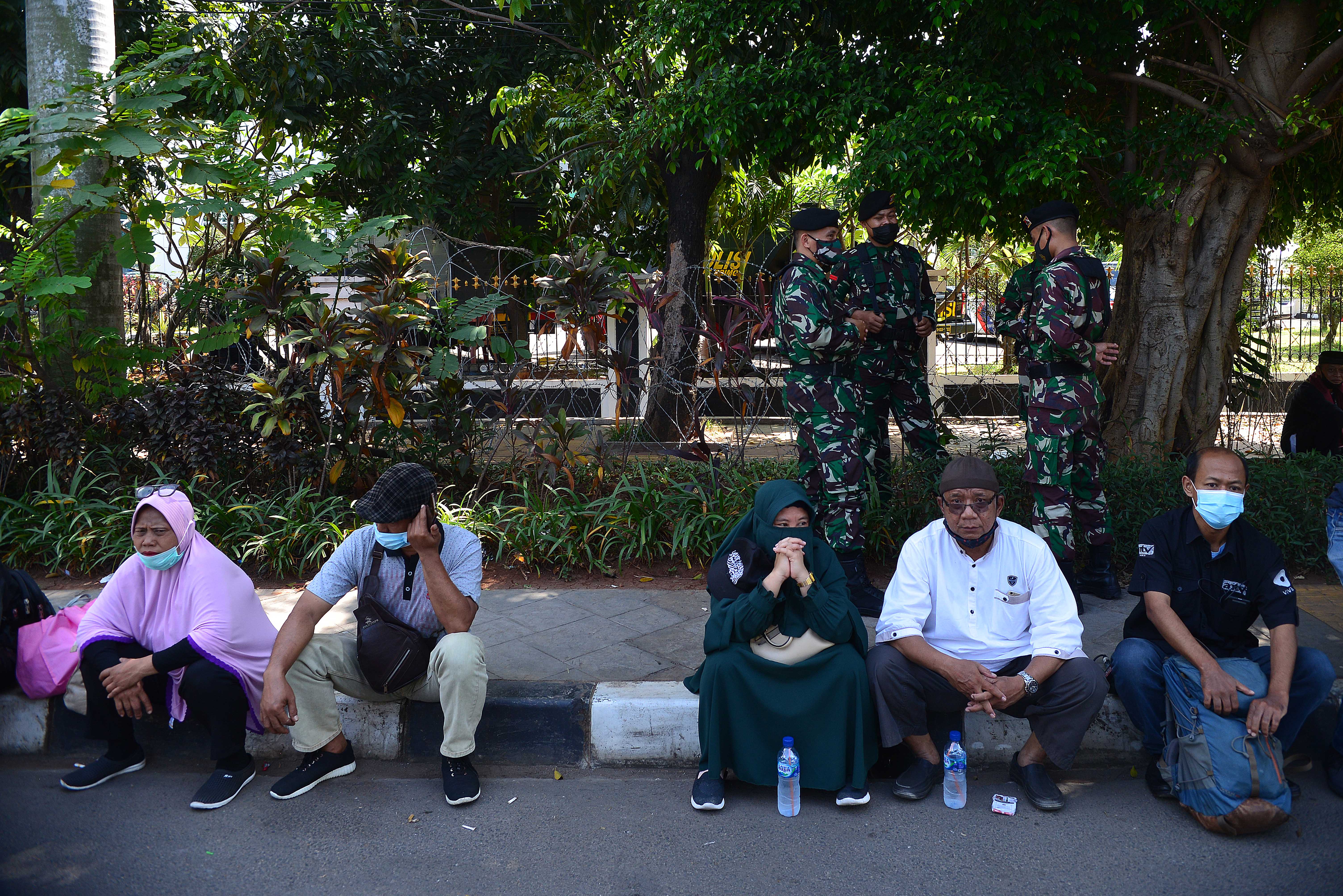 Pendukung terdakwa mantan pemimpin Front Pembela Islam, Rizieq Shihab menunggu di luar Gedung Pengadilan Negeri Jakarta Timur, Jumat (26/3)