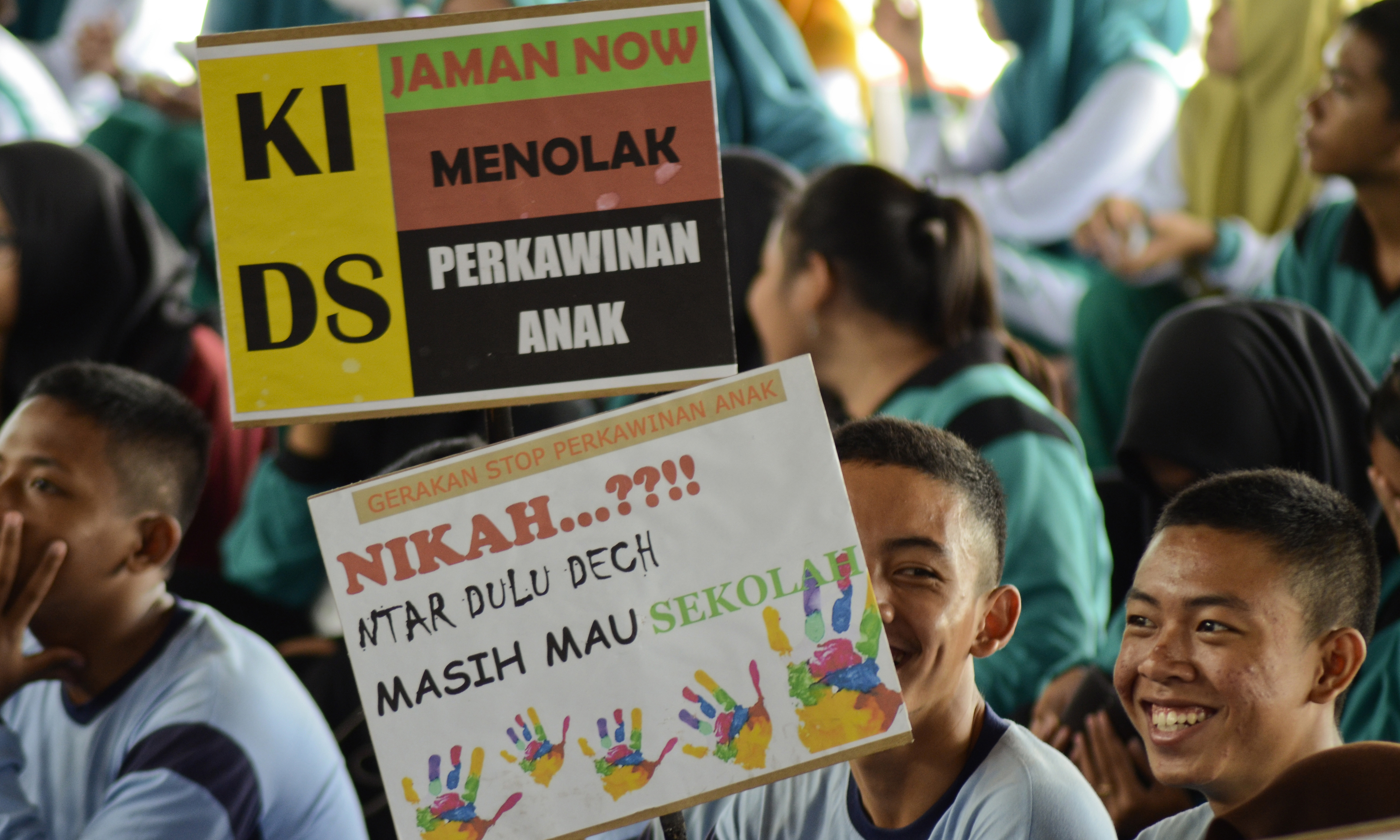 Sejumlah siswa membawa poster saat mengikuti Deklarasi Gerakan Bersama Stop Perkawinan Anak.