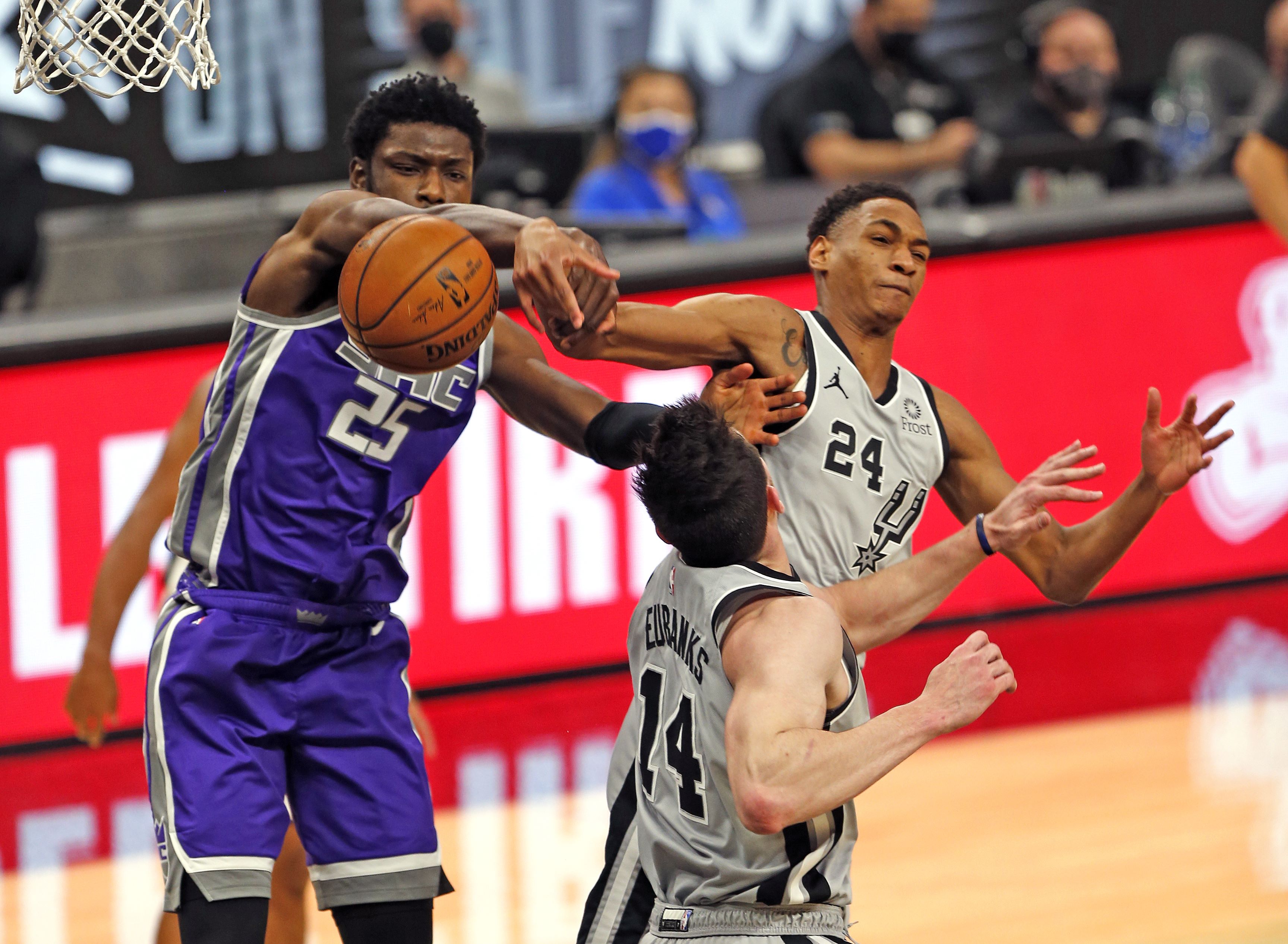 Laga NBA antara Sacramento Kings dan San Antonio Spurs.
