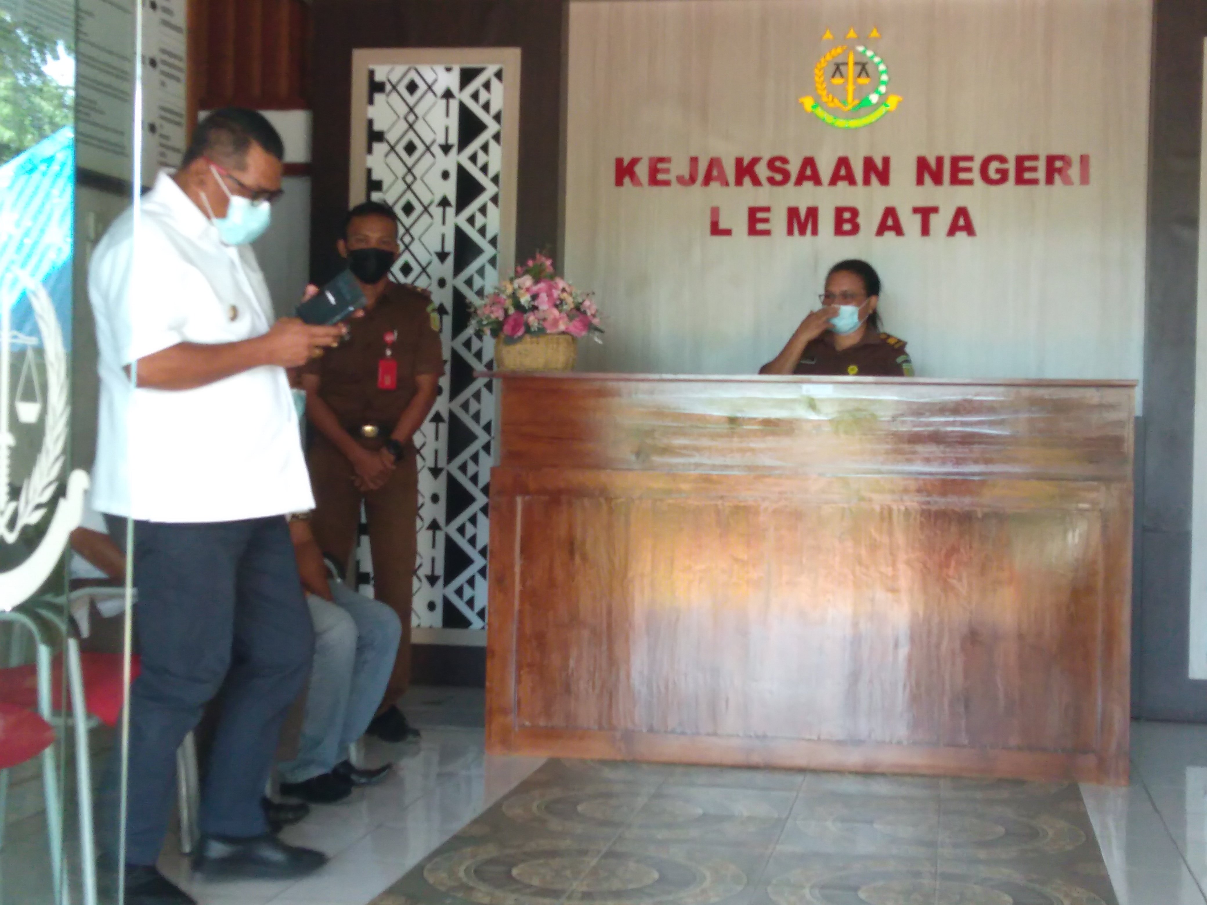 Bupati Lembata memenuhi panggilan Kejaksaan Negeri Lembata untuk diperiksa terkait korupsi tanah.