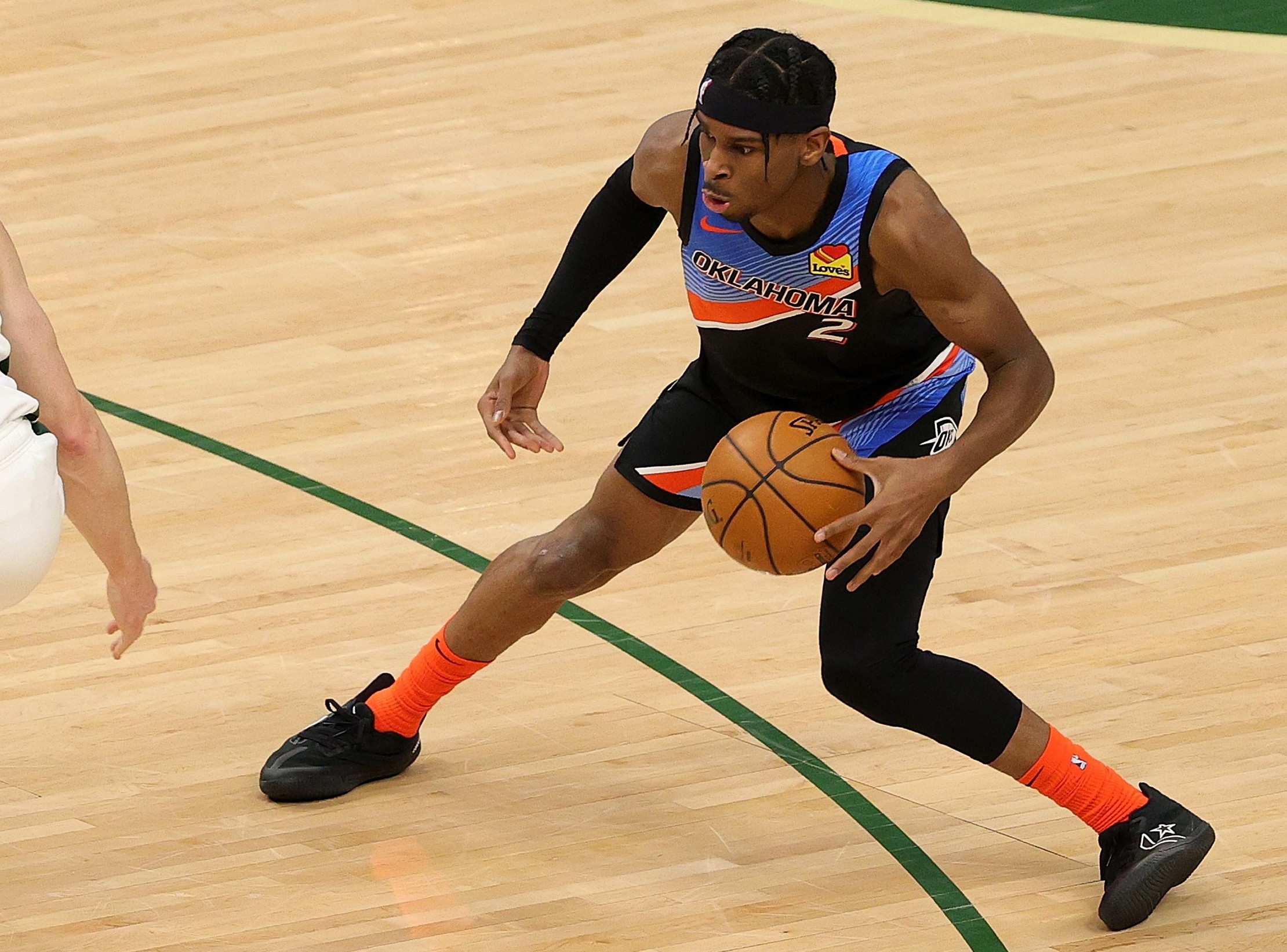 Shai Gilgeous–Alexander mencetak 33 poin di laga tersebut untuk membantu tim  Oklahoma City Thunder membungkam San Antonio Spurs. 