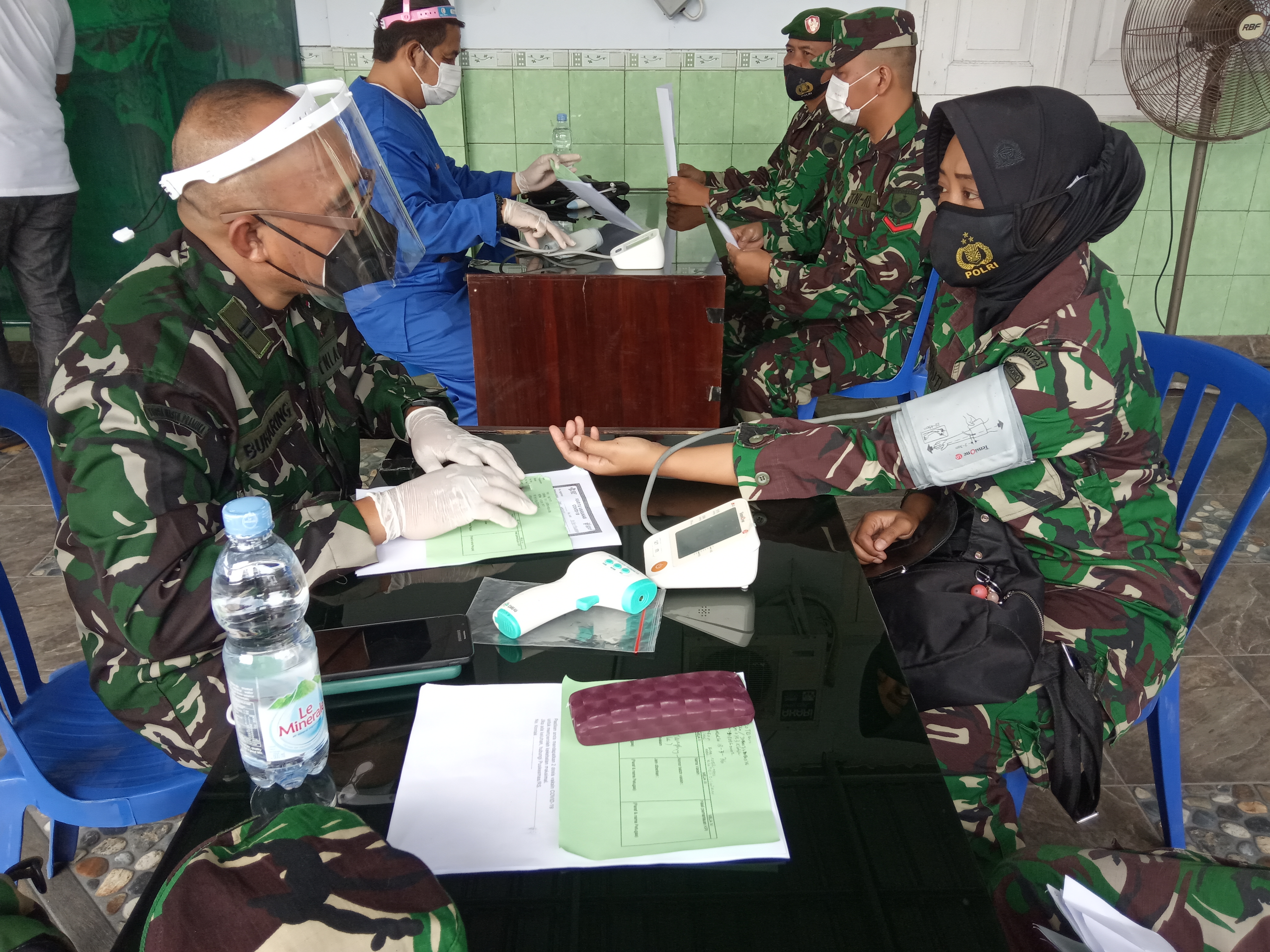 Anggota Kodim 0723 Klaten, Jawa Tengah jalani vaksinasi covid-19 di Klinik Pratama Kartika 23 Klaten, Senin (22/3/2021)