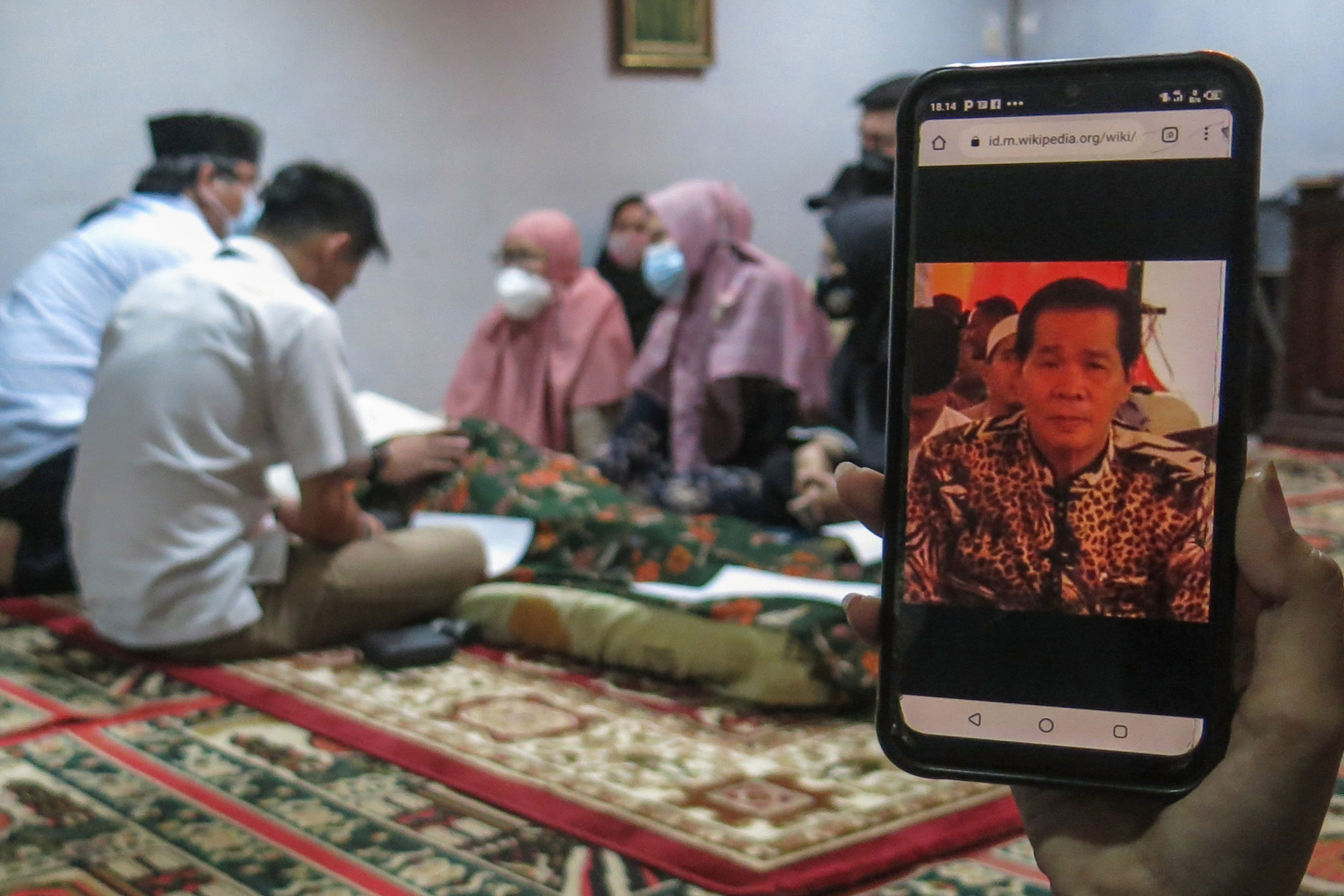  Pihak keluarga menunjukkan foto Mubalig Ramdhan Effendi atau yang dikenal dengan Anton Medan di rumah duka, Pondok Rajeg, Cibinong.
