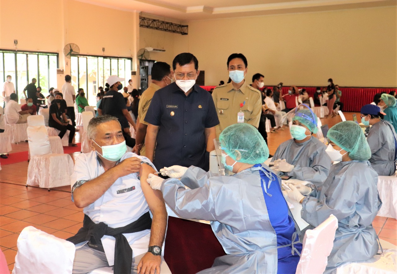 Wakil Bupati Buleleng Nyoman Sutjidra saat meninjau vaksinasi bagi pekerja pariwisata di Lovina Buleleng, Selasa (30/3/2021)