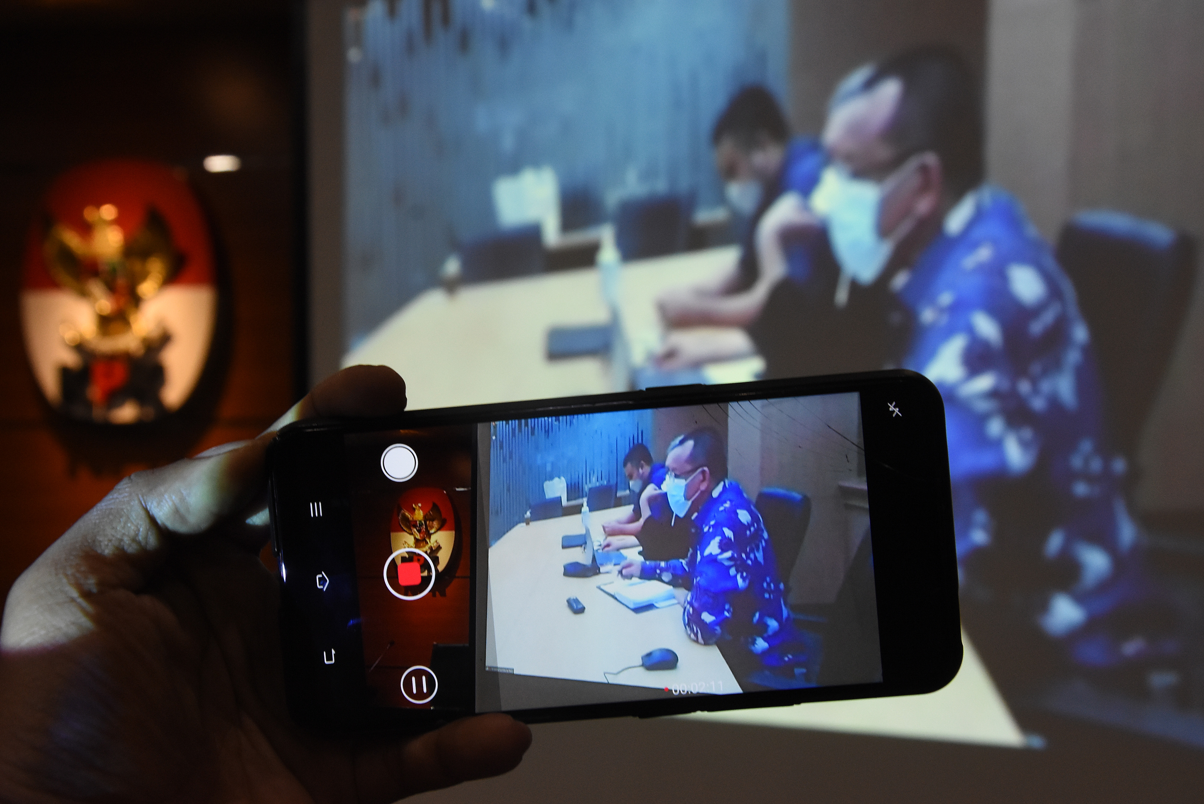 Eks Sekretaris Mahkamah Agung Nurhadi (kanan) mengikuti sidang pembacaan putusan yang digelar secara virtual dari Gedung KPK, Rabu (10/3).