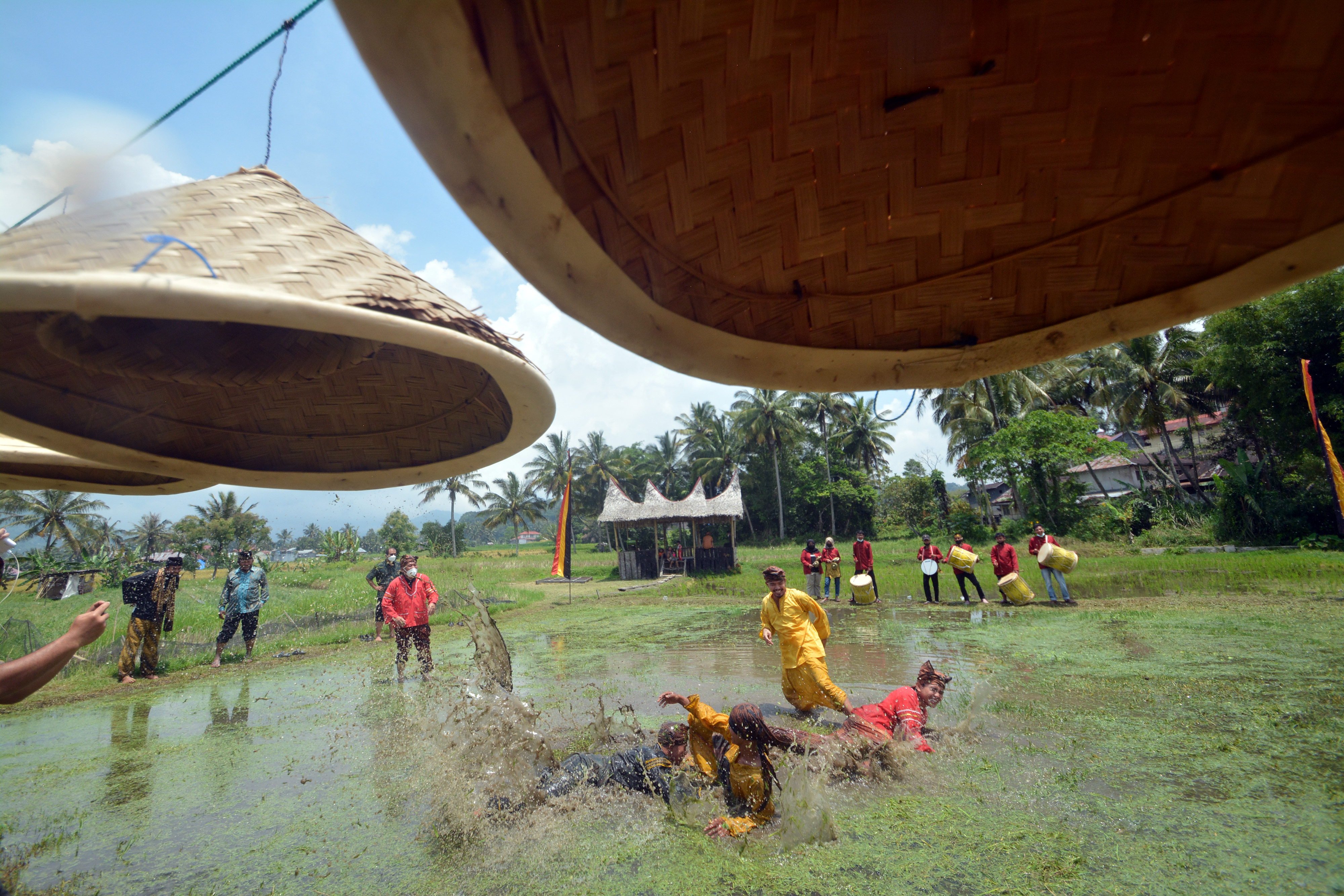 Atraksi kesenian di salah satu desa wisata di Sumatera Barat