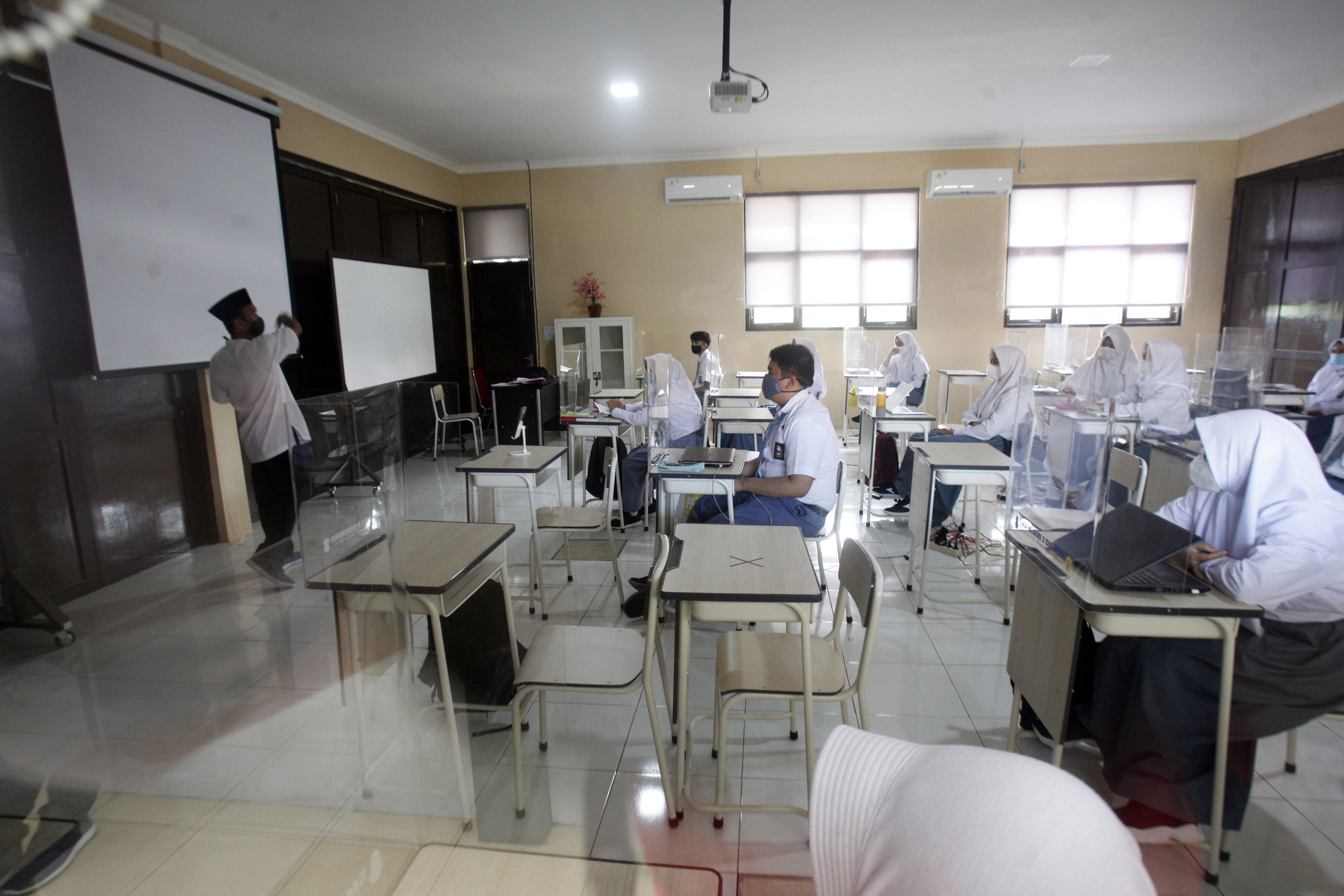 Uji coba belajar mengajar tatap muka dengan menerapkan protokol kesehatan di SMAN 2 Cibinong, Kabupaten Bogor, Senin (15/3/2021)  