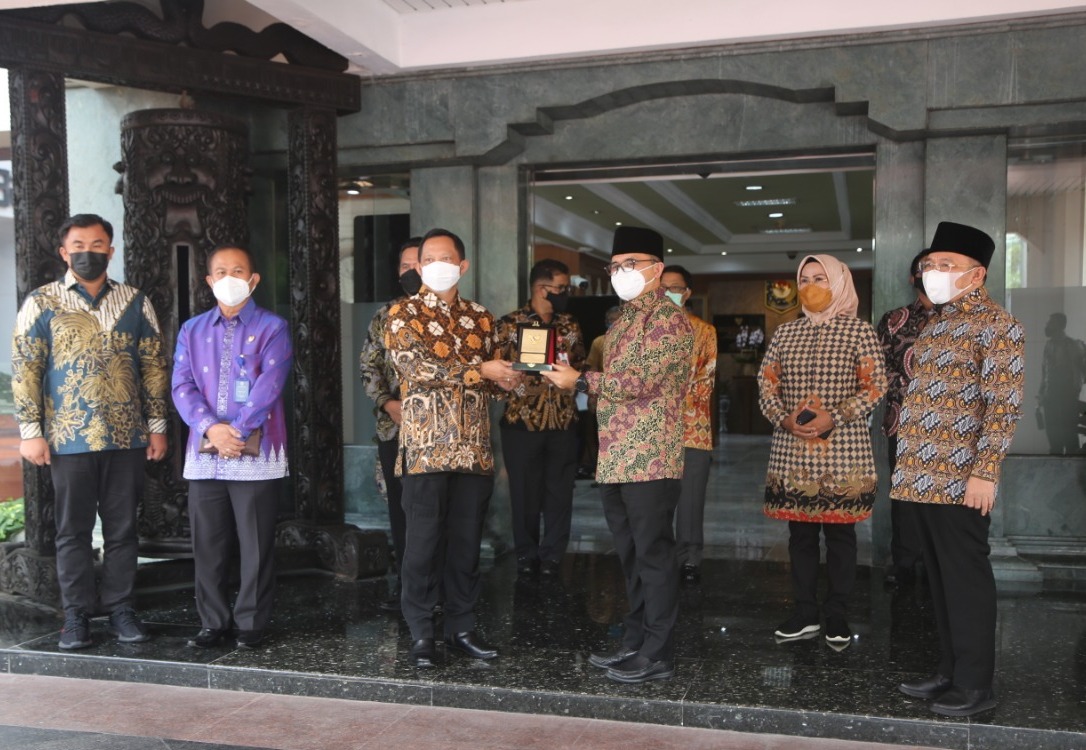 Mendagri Tito Karnavian menyerahkan cinderamata kepada Ketua Umum Apkasi Abdullah Azwar Anas di Gedung Kemendagri, Jakarta.